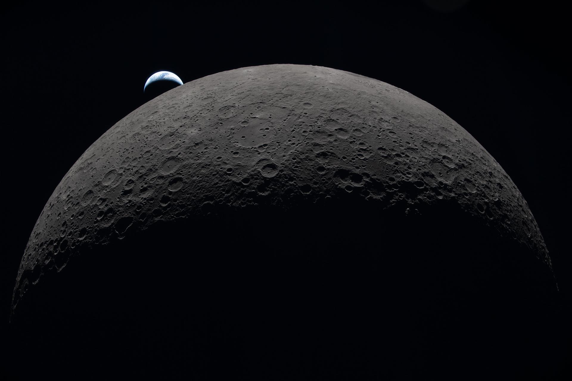 月の地平線に近づく地球（art002e009287）。Earthsetの数分前に撮影。