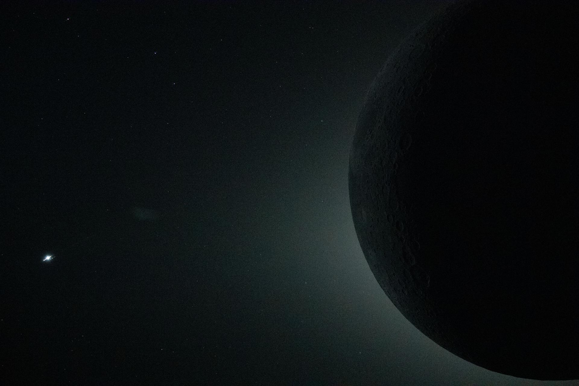 日食中に撮影された太陽コロナ（art002e009298）。左端に金星が光る。月の夜面は地球照（地球からの反射光）で薄く照らされ、マーレ・クリシウムが識別できる。