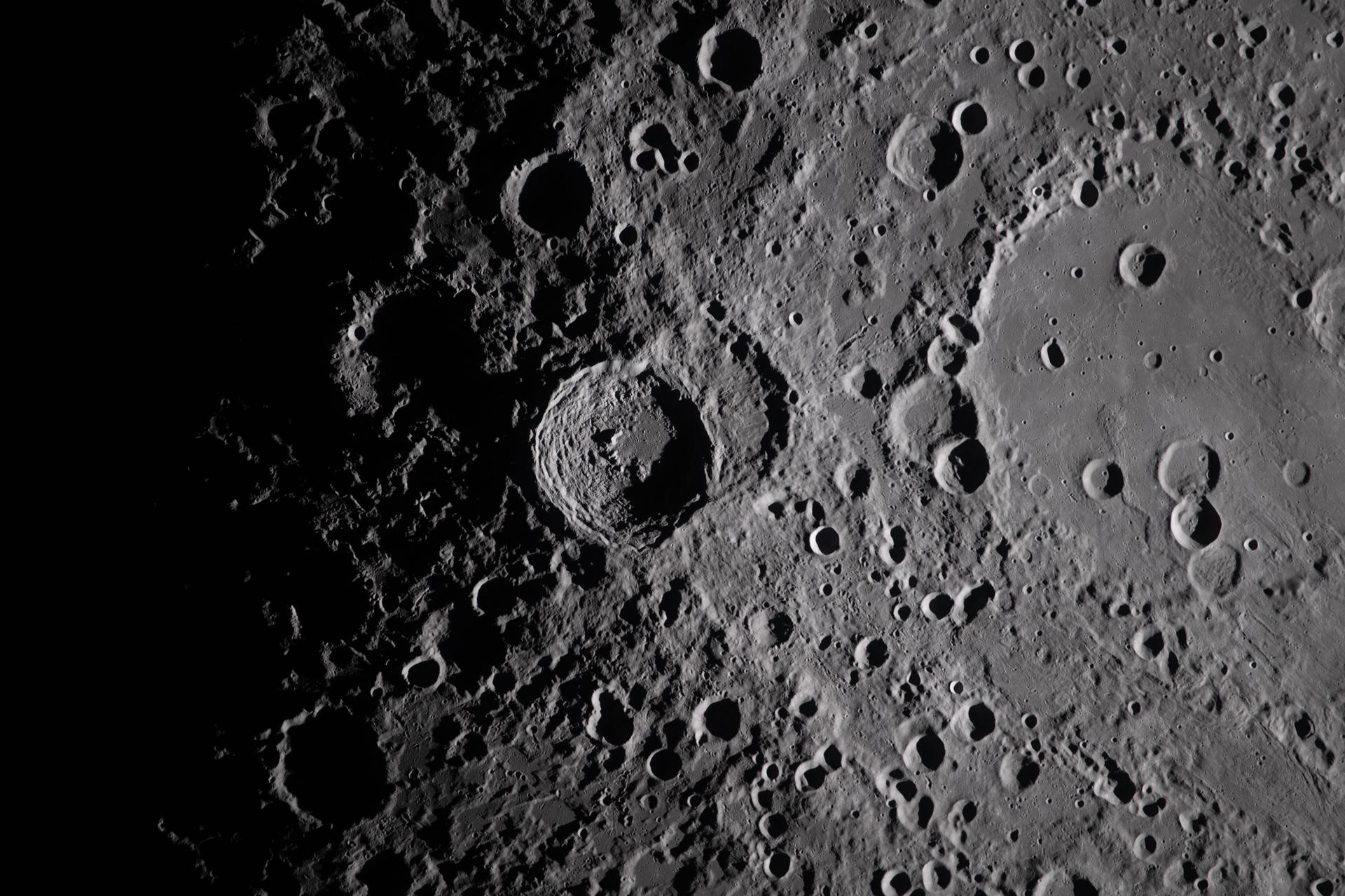 ヴァヴィロフ・クレーター（art002e009282）。月の裏側に位置し、地球からは直接観測できないクレーター。