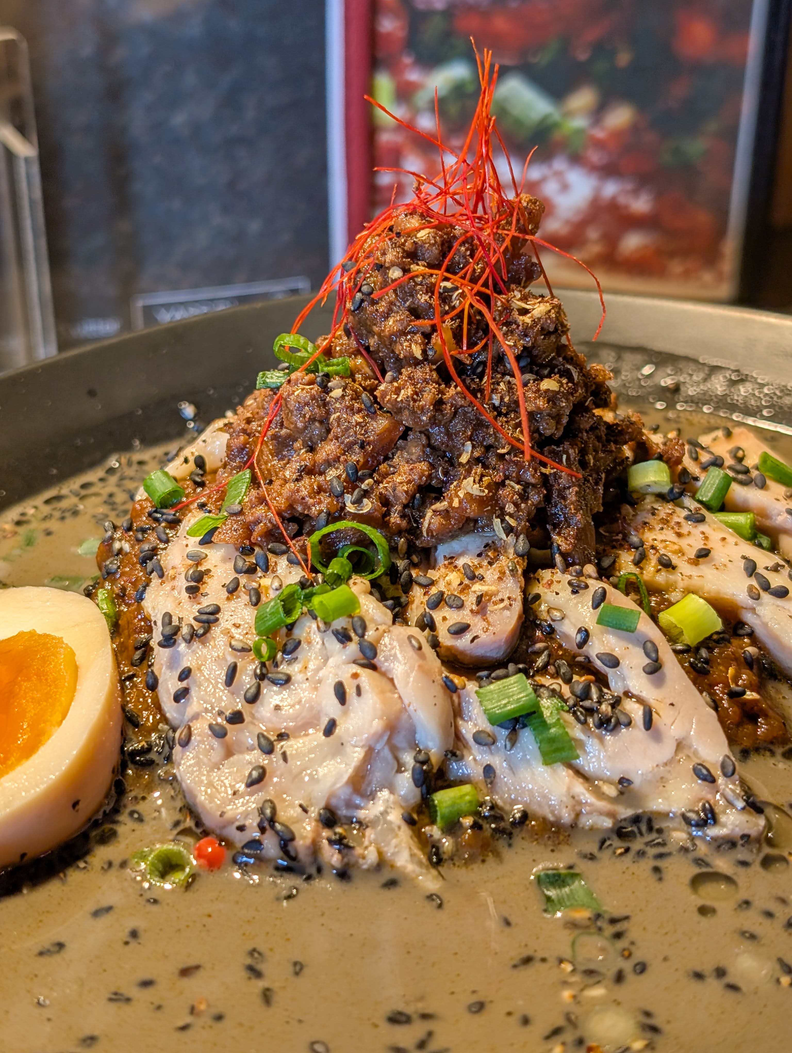 YASSカレーの2月限定メニュー「バック・イン・ブラック」
