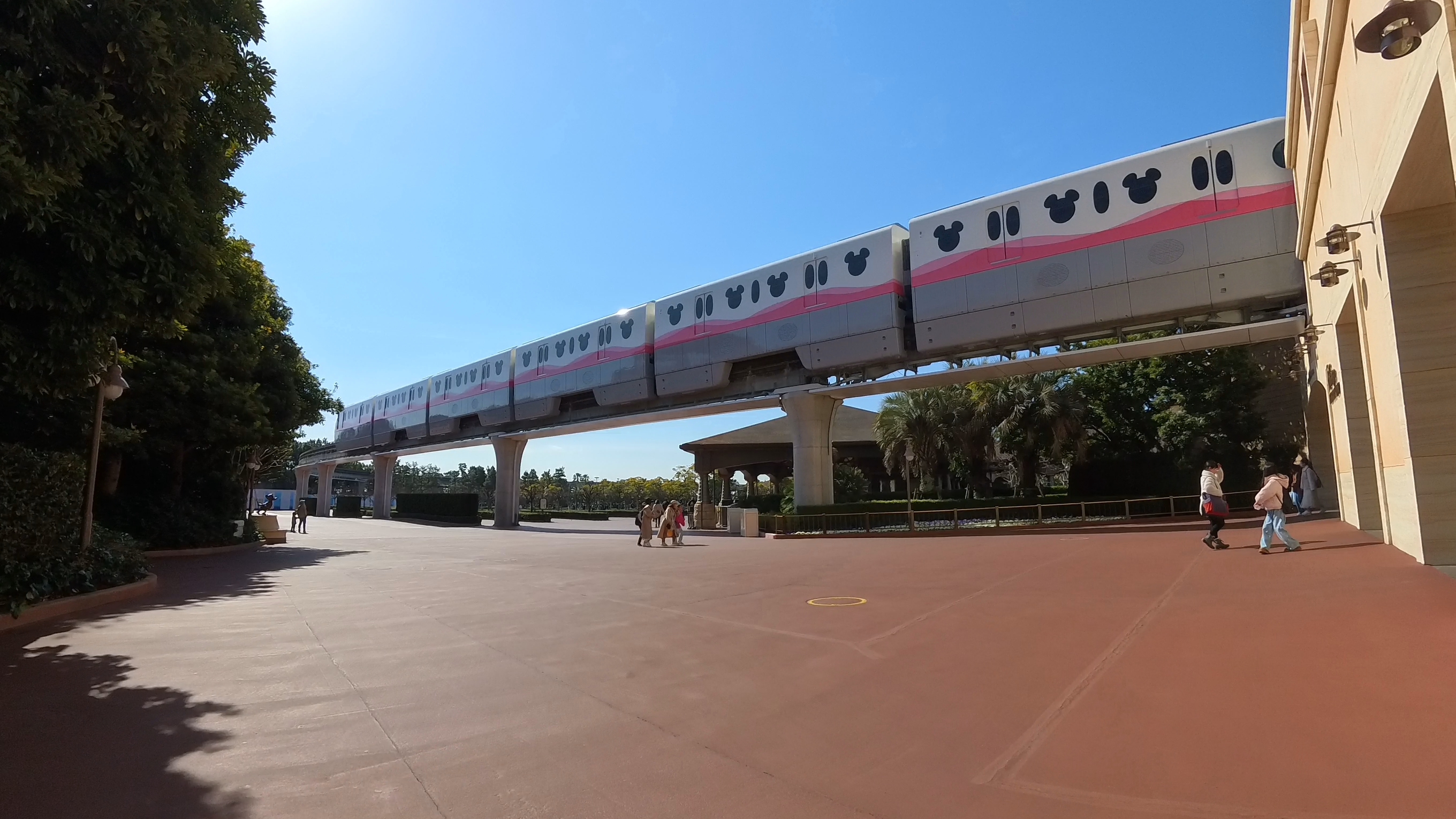 リゾートラインが通る青空の下の広場
