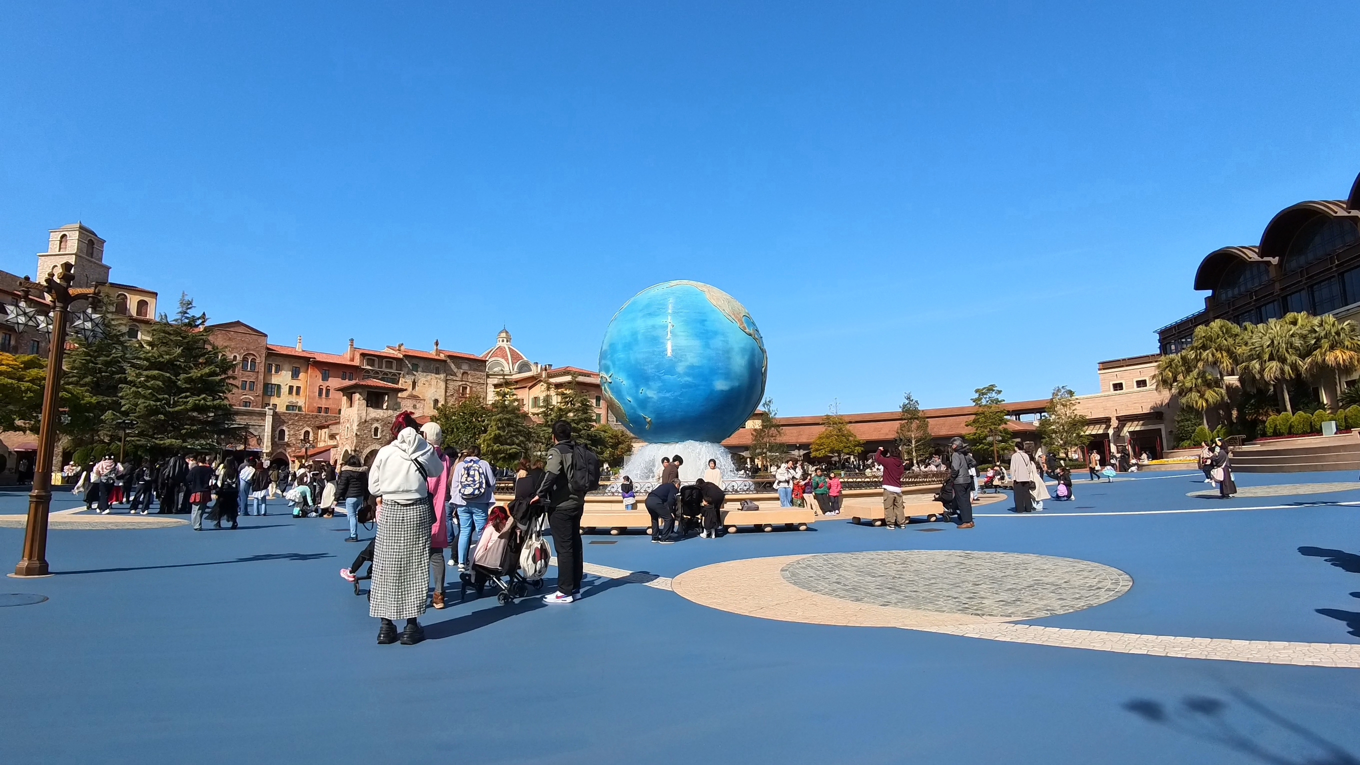 ディズニーシー前のプラザとアクアスフィア
