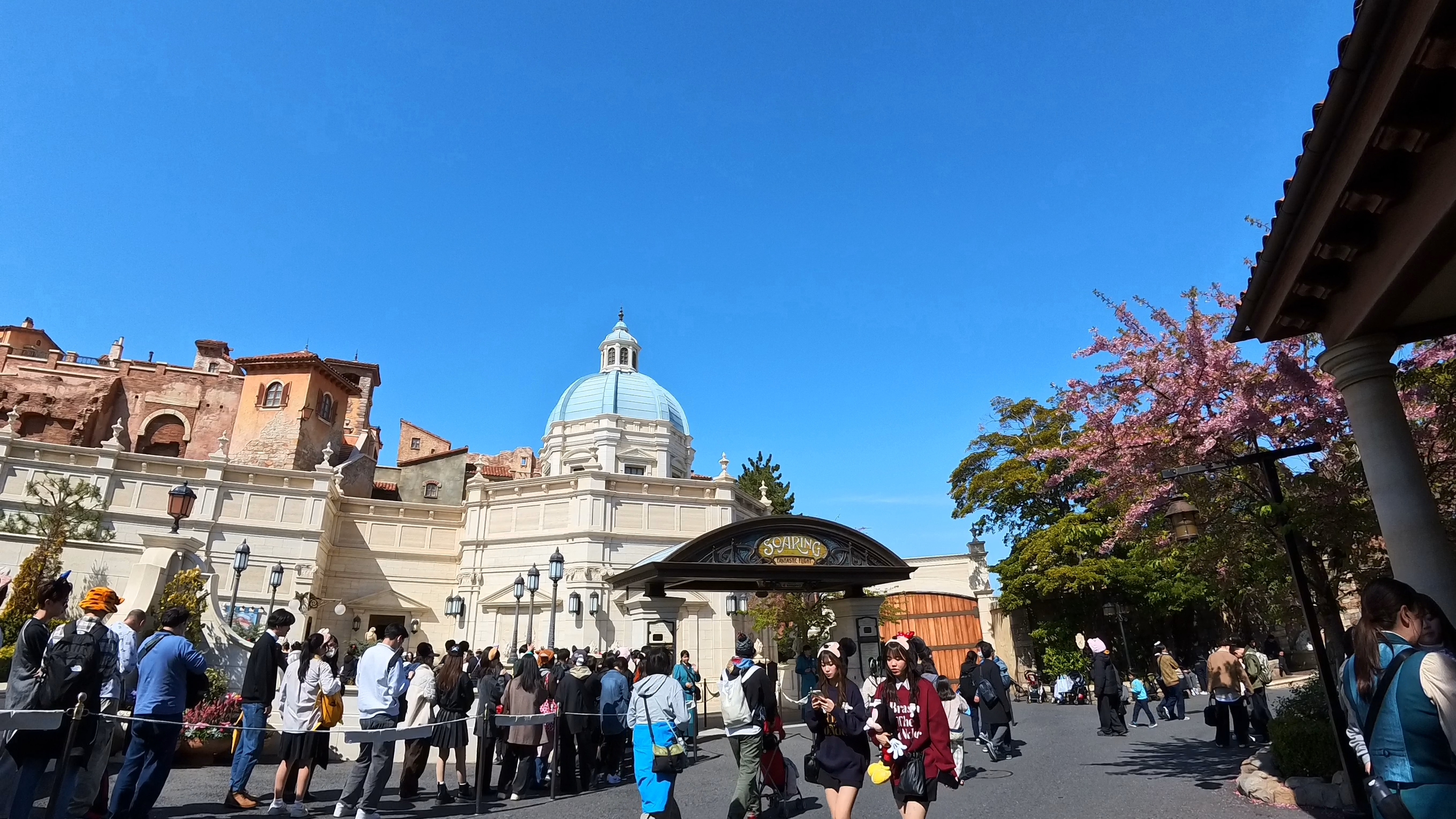 ソアリンの建物と満開の桜の木