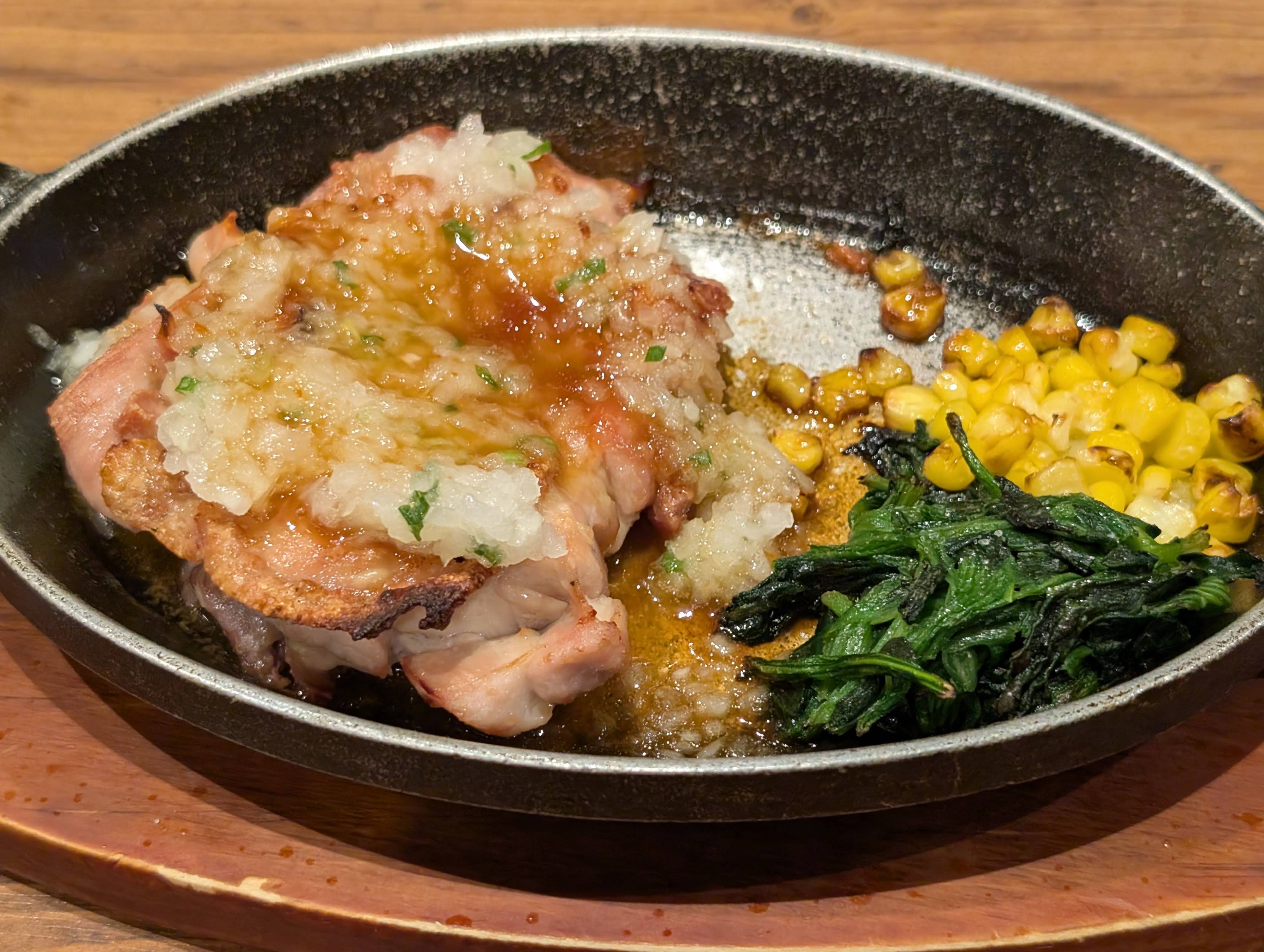 鉄板にのったチキン料理