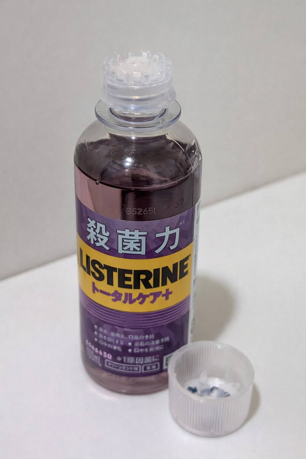リステリン トータルケア＋。フタが隣に外れた状態