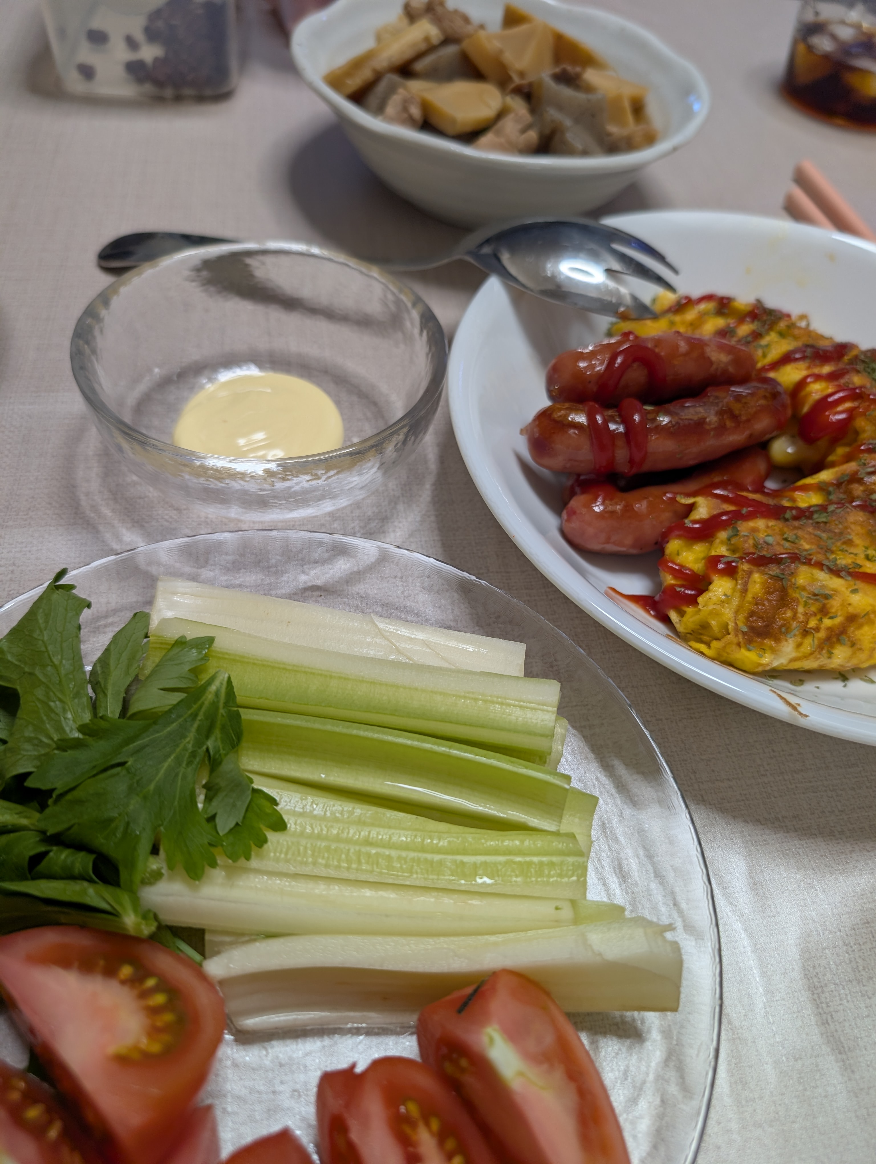 筑前煮に卵焼き、野菜サラダの夕食