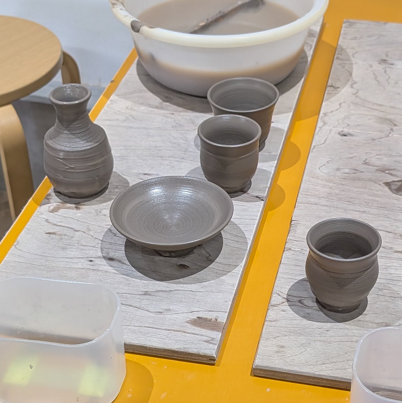 陶芸教室で作った湯呑みや小皿と一輪挿し