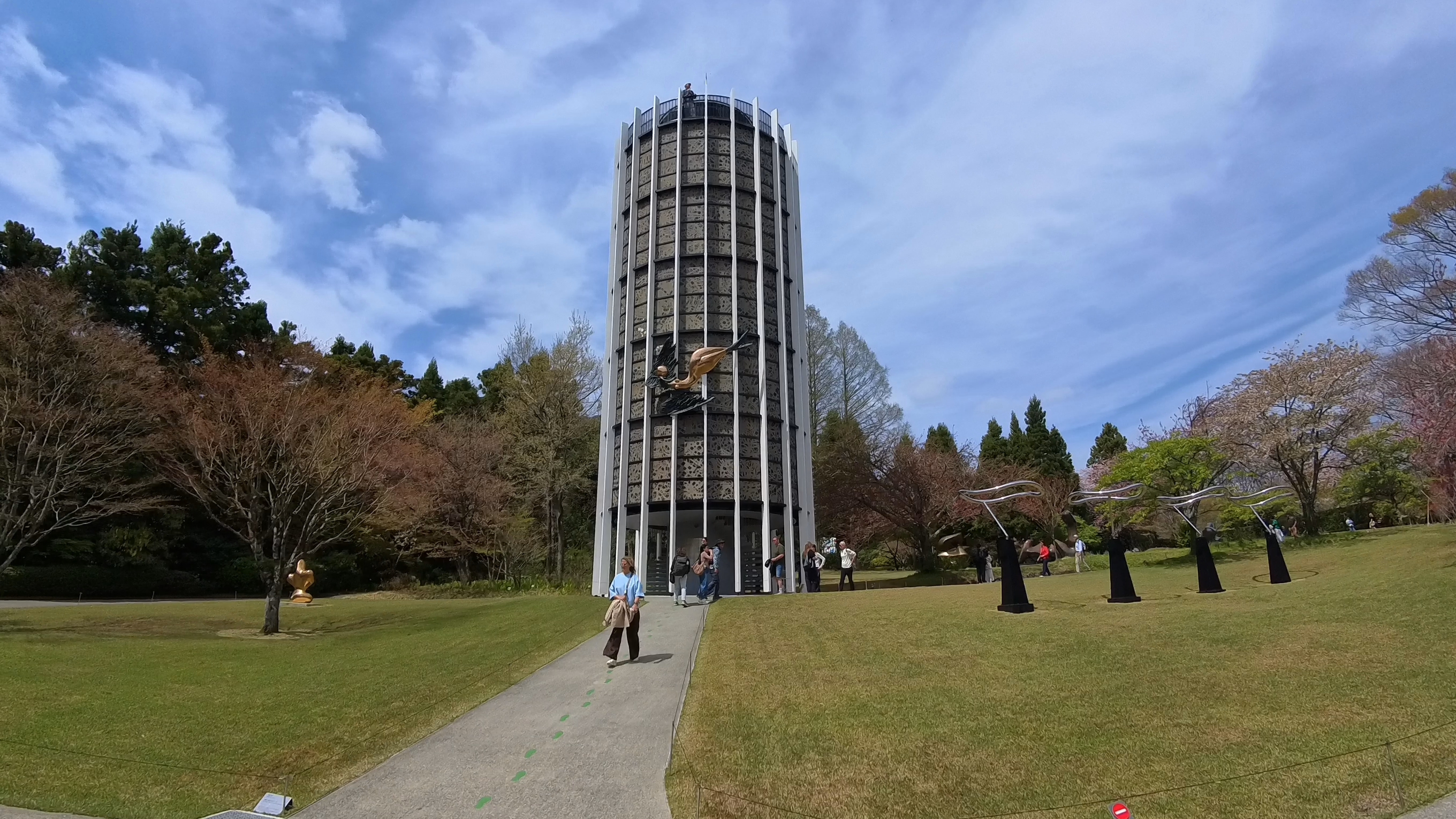 幸せをよぶシンフォニー彫刻の外観
