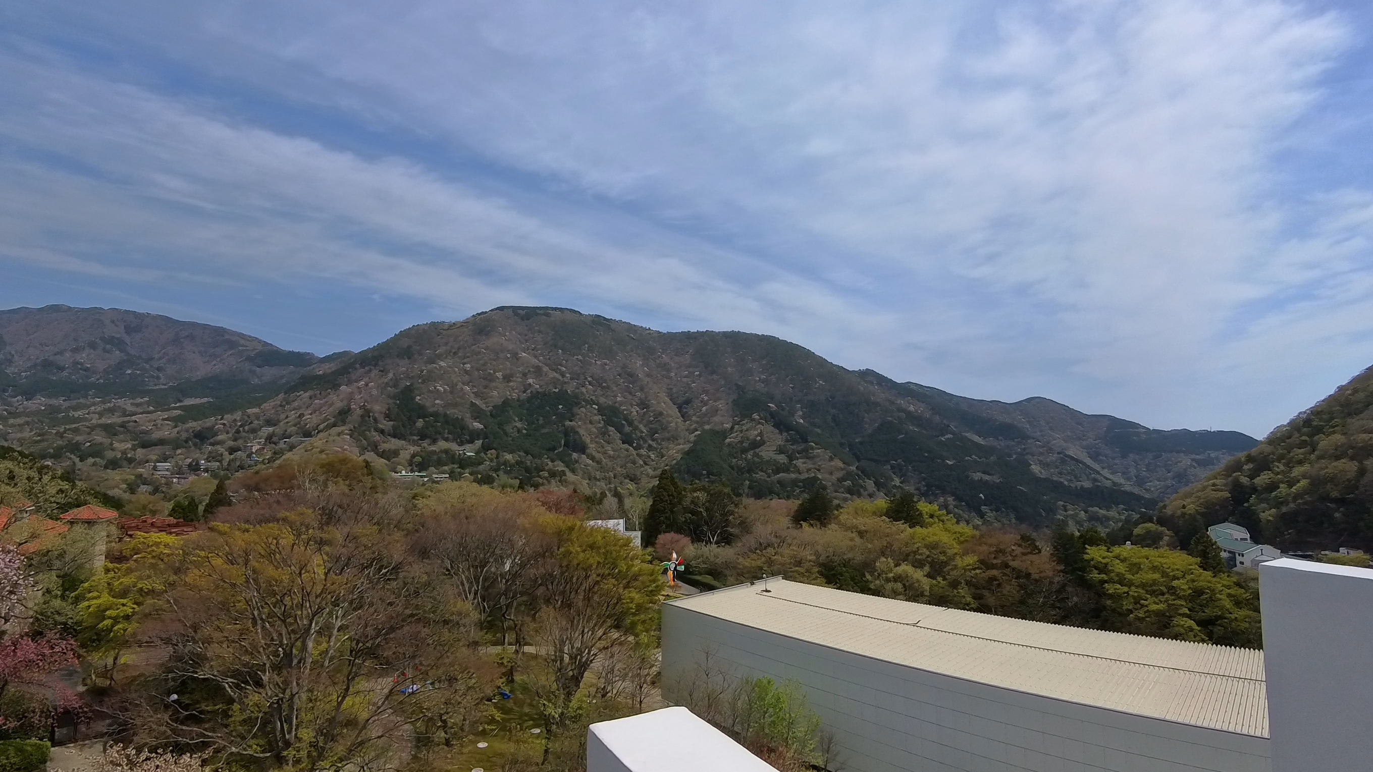 幸せをよぶシンフォニー彫刻の屋上から見た箱根の山