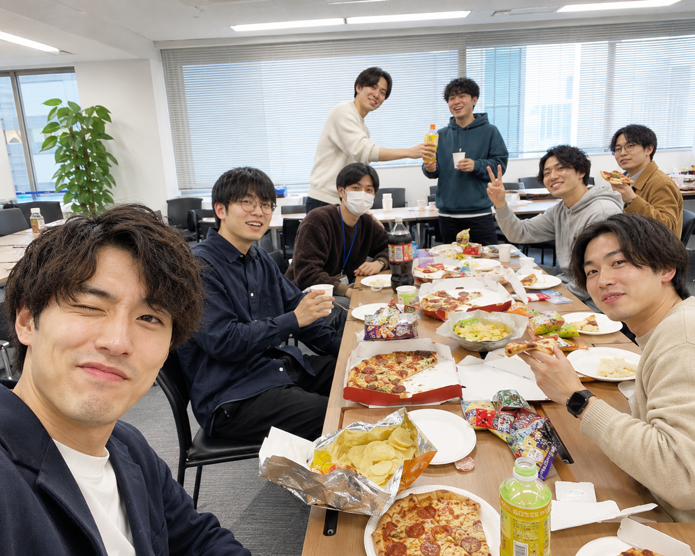 社食でピザを食べる懇談会