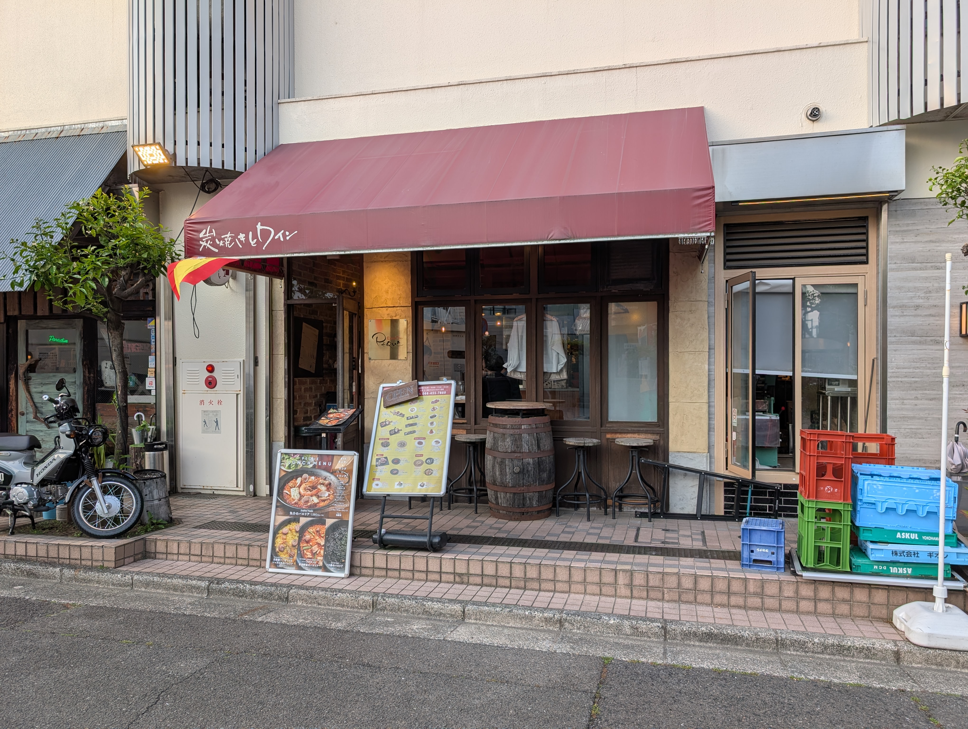 炭焼きとワイン PEQUEの店構え