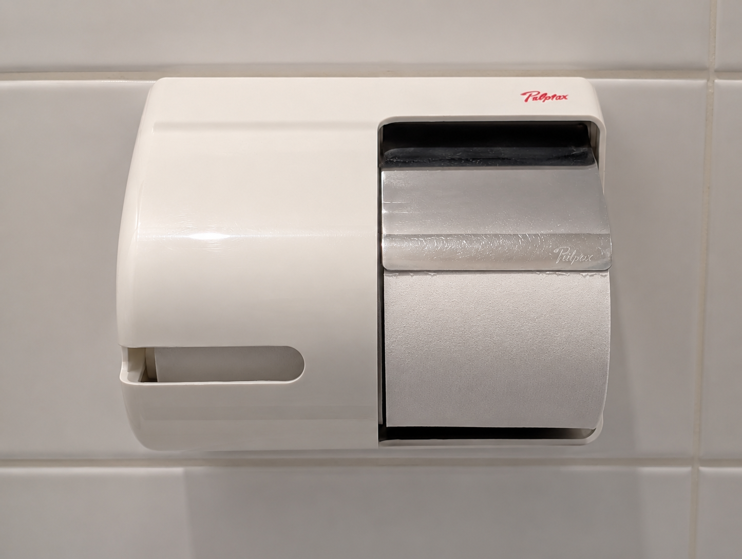 イオンのトイレで見た2連式の業務用トイレットペーパーホルダー