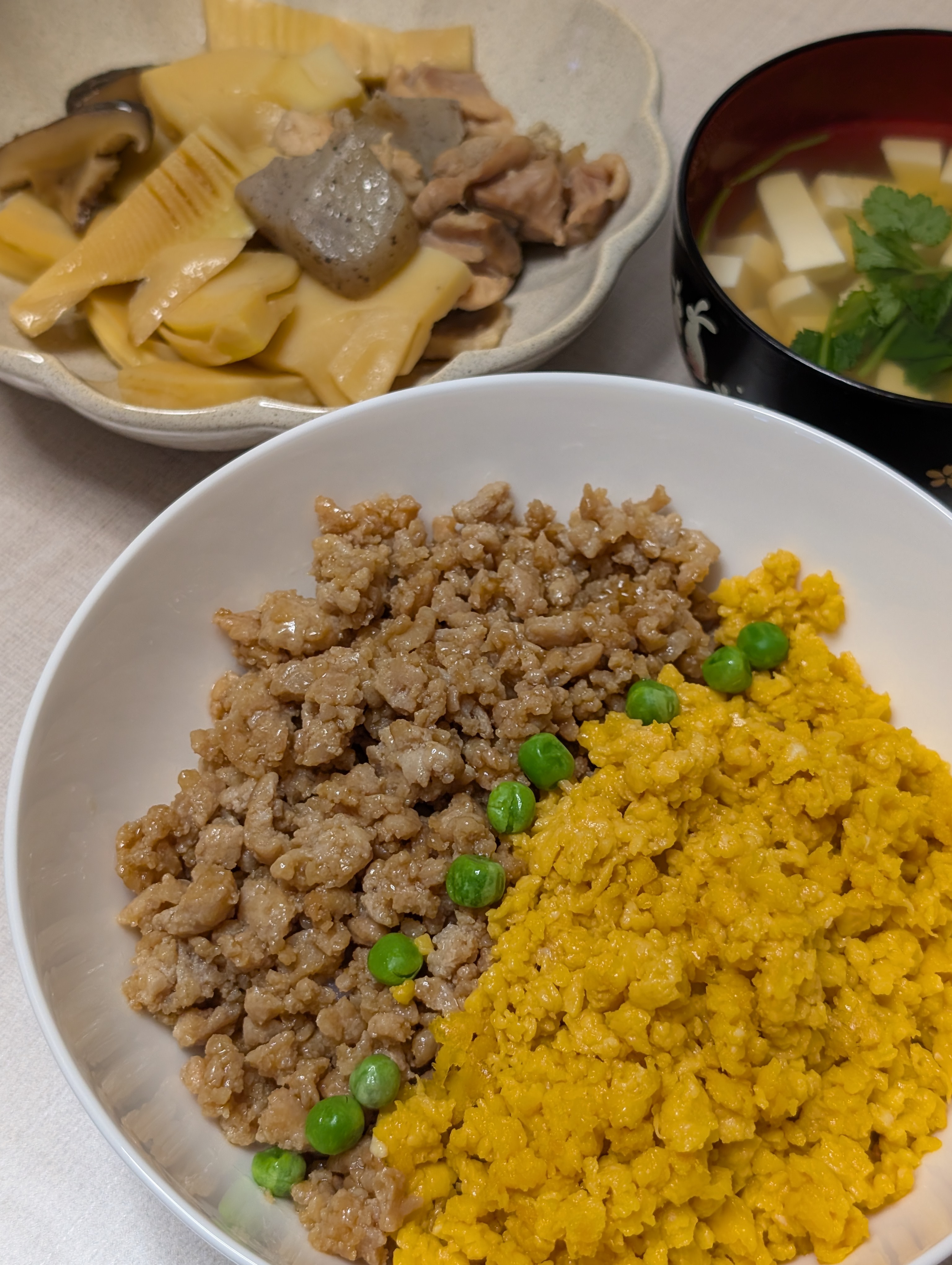 鶏そぼろ丼と鶏タケノコ煮の鶏づくしの夕食
