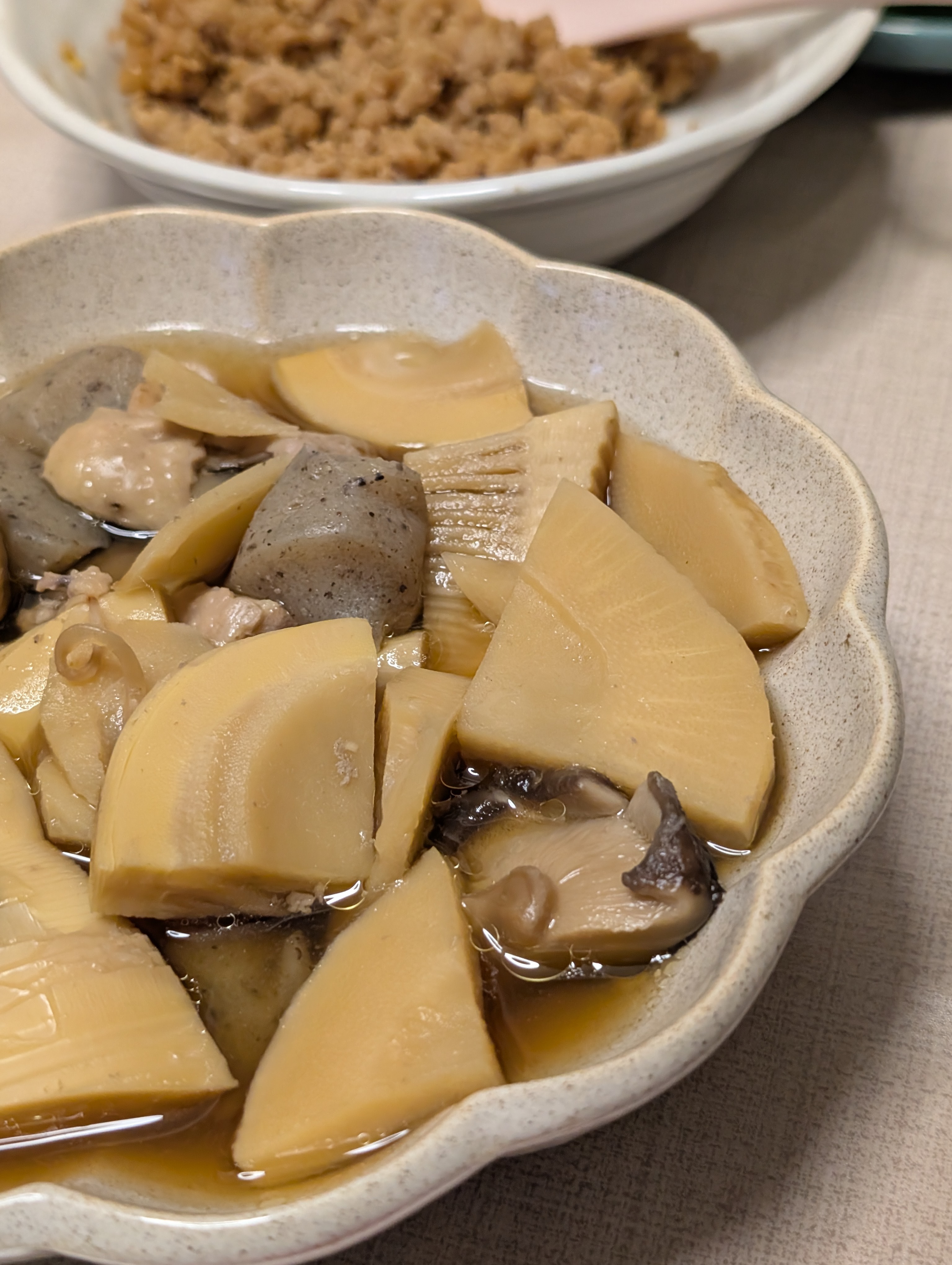 タケノコの煮物と鶏そぼろの夕食