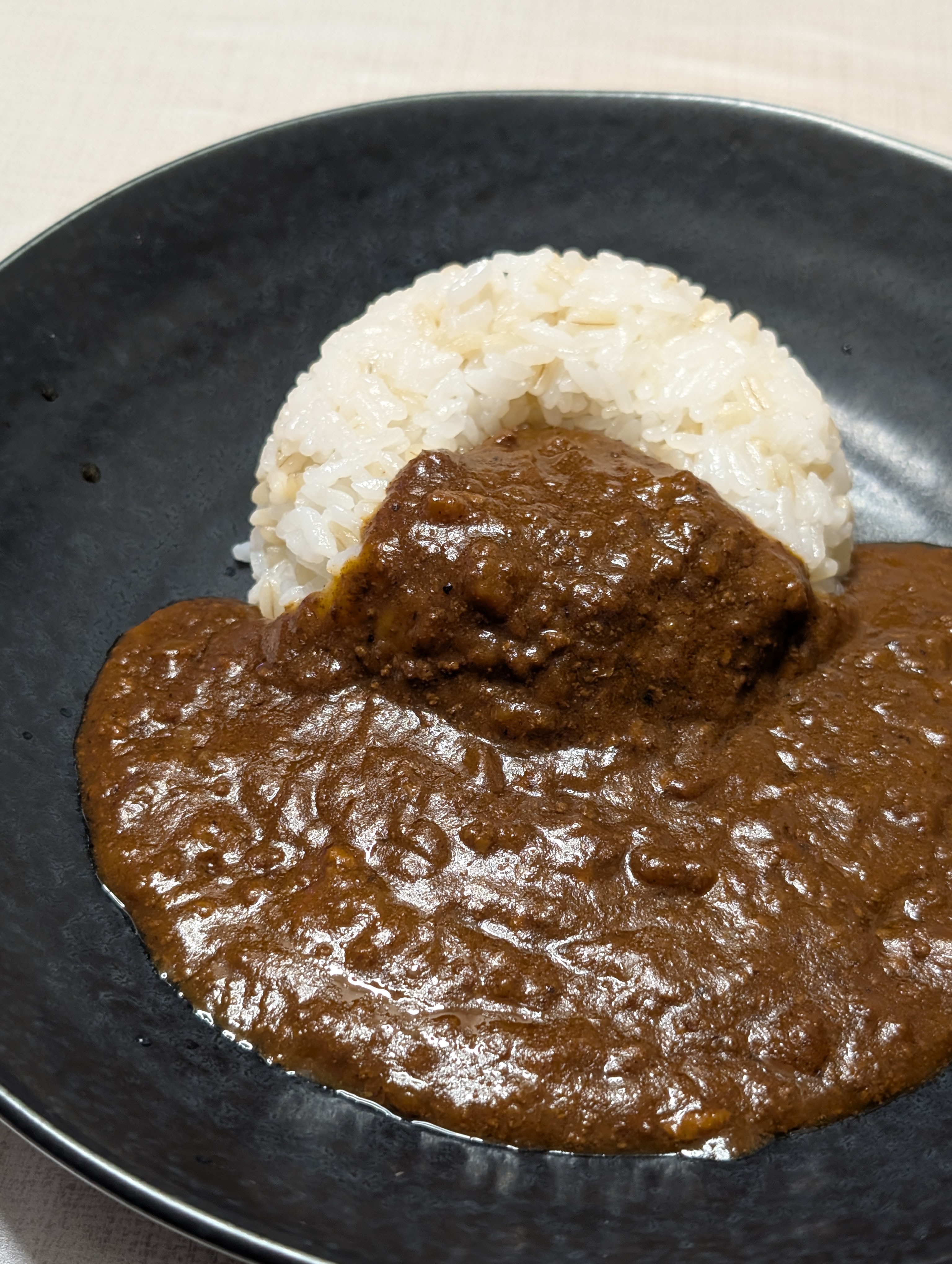 黒い皿に盛られたレトルトカレー