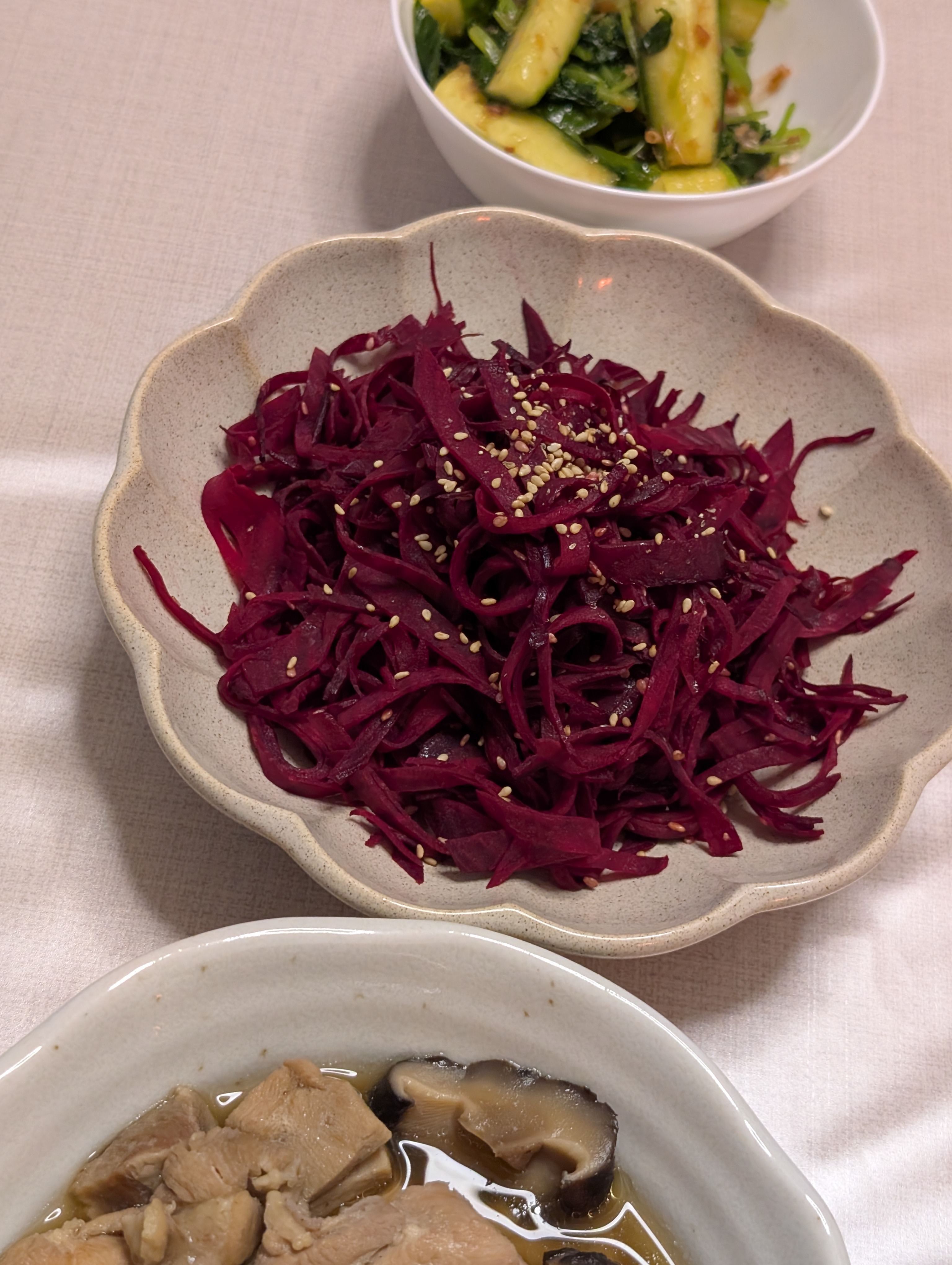 ビーツの千切りに白胡麻を散らしたサラダと副菜