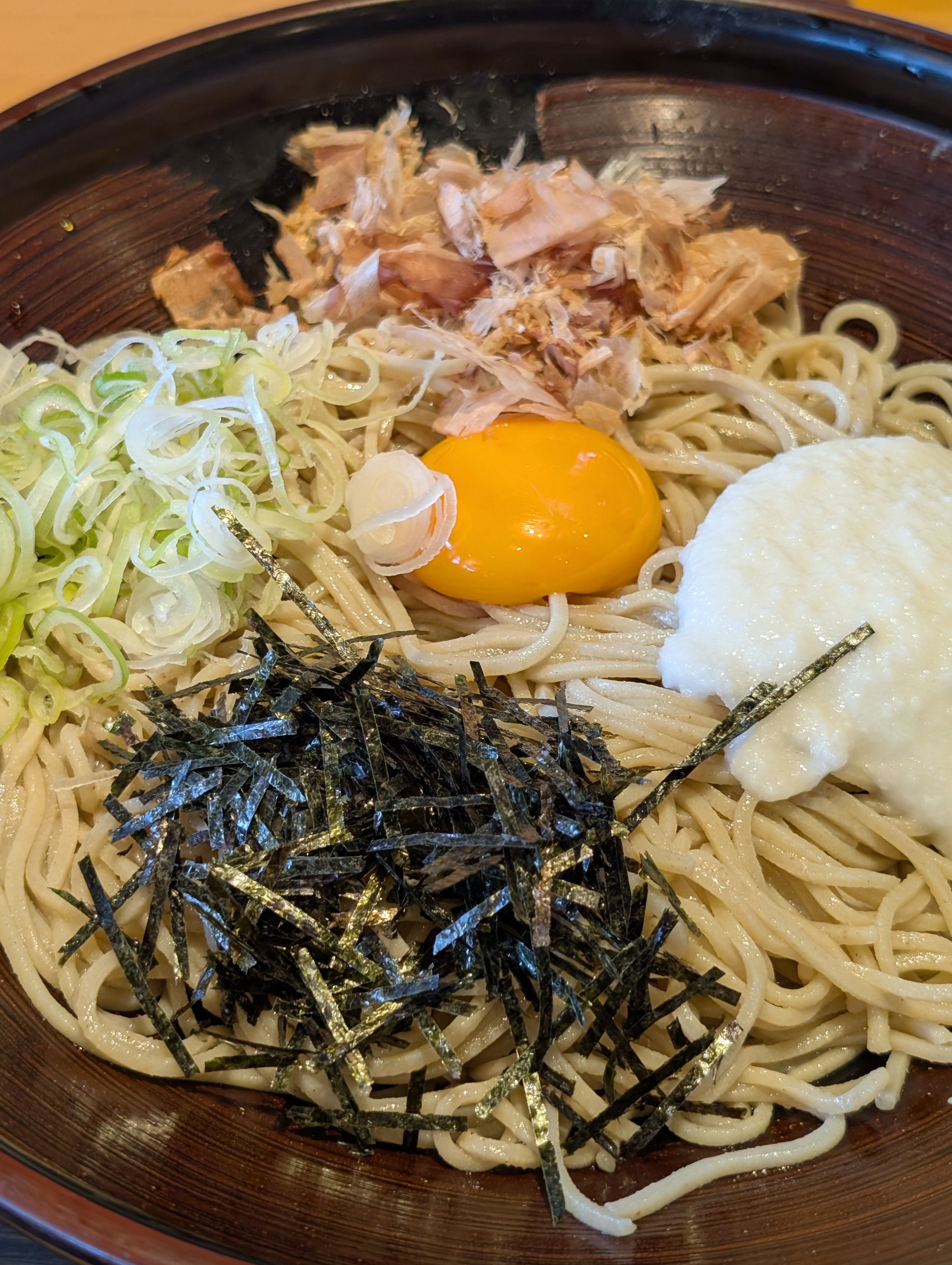 うどん屋で頼んだ卵黄ととろろのせ冷たい蕎麦