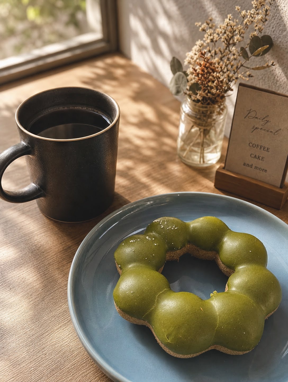 宇治抹茶ポンデリングとコーヒーをカフェ風に演出した画像