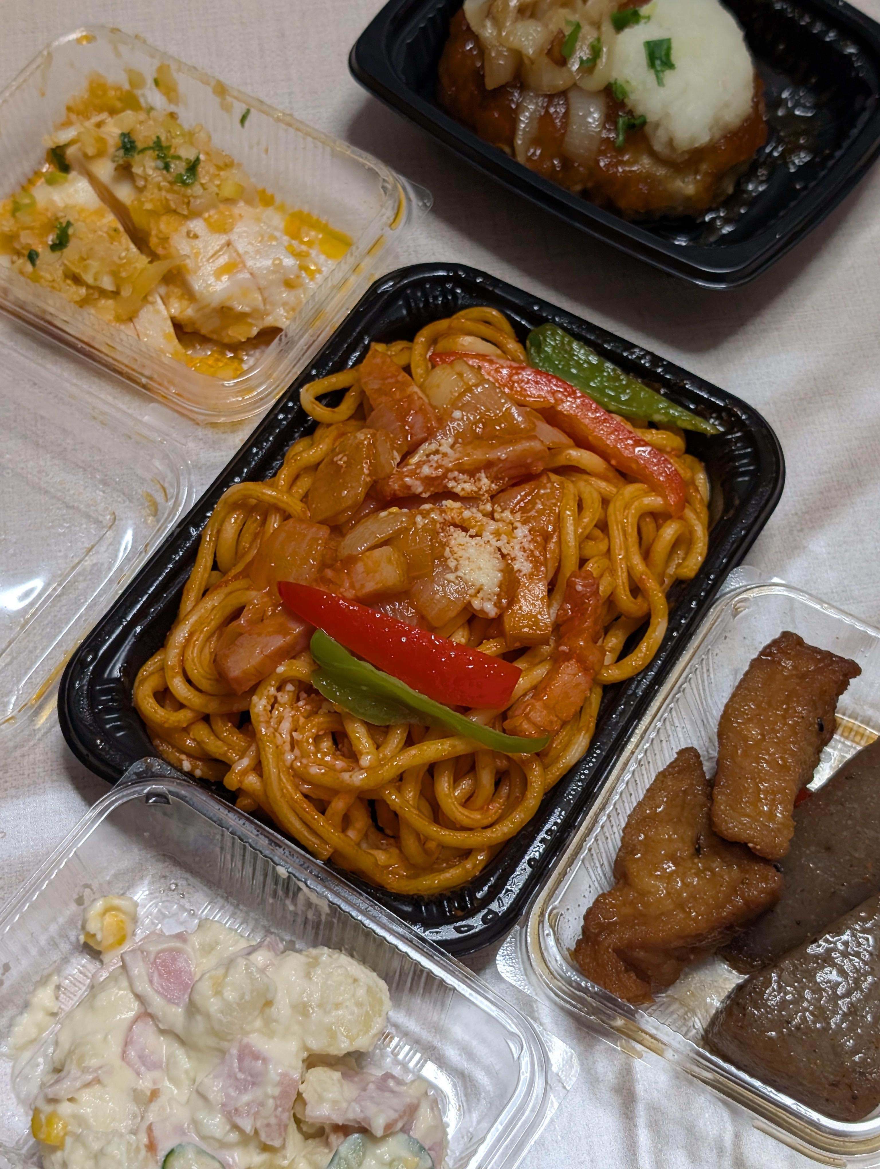 はなまるダイニングのお惣菜詰め合わせ：ナポリタン・ハンバーグ・よだれ鶏・煮物・ポテトサラダ