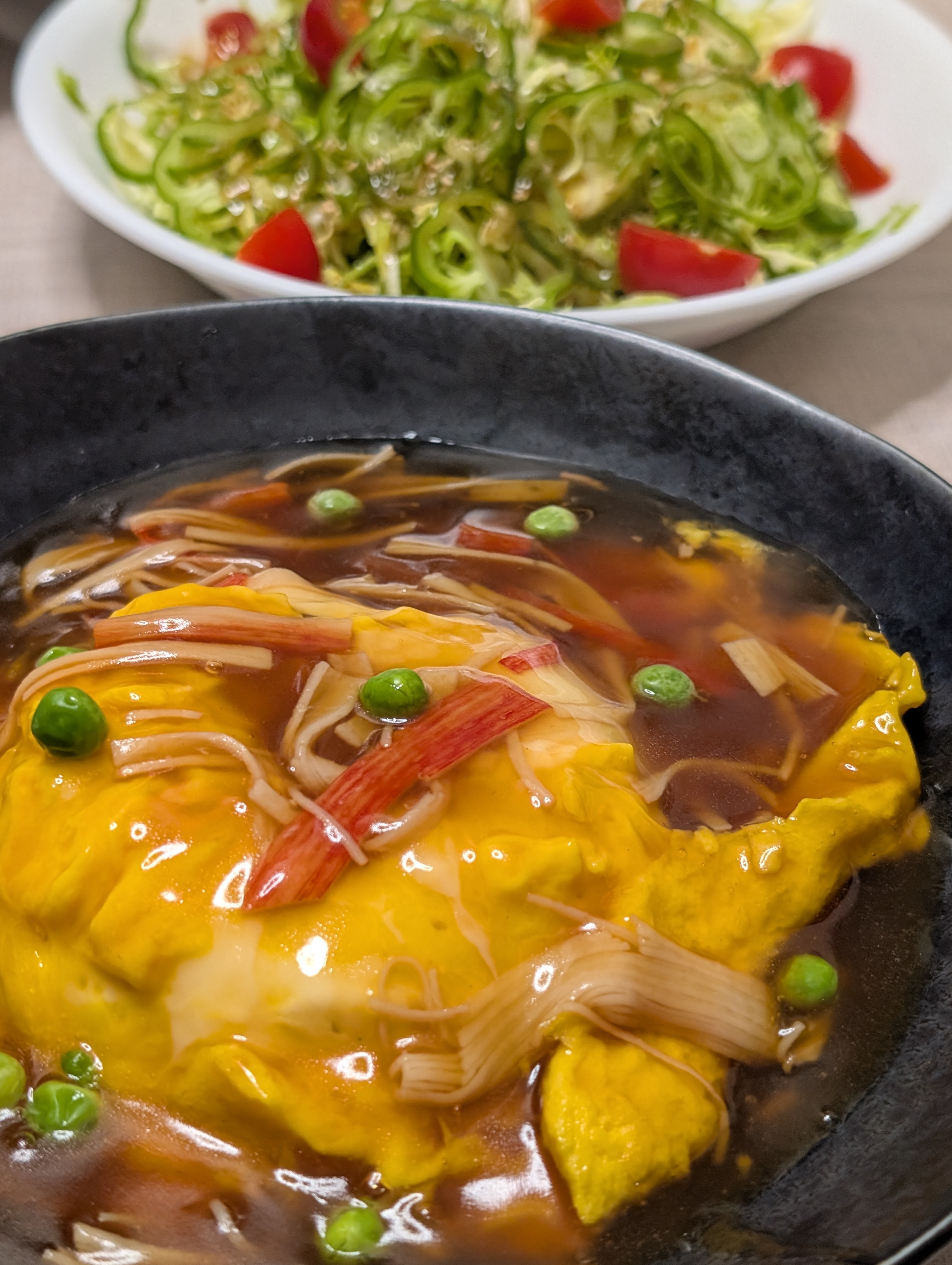 妻の天津飯と野菜サラダ