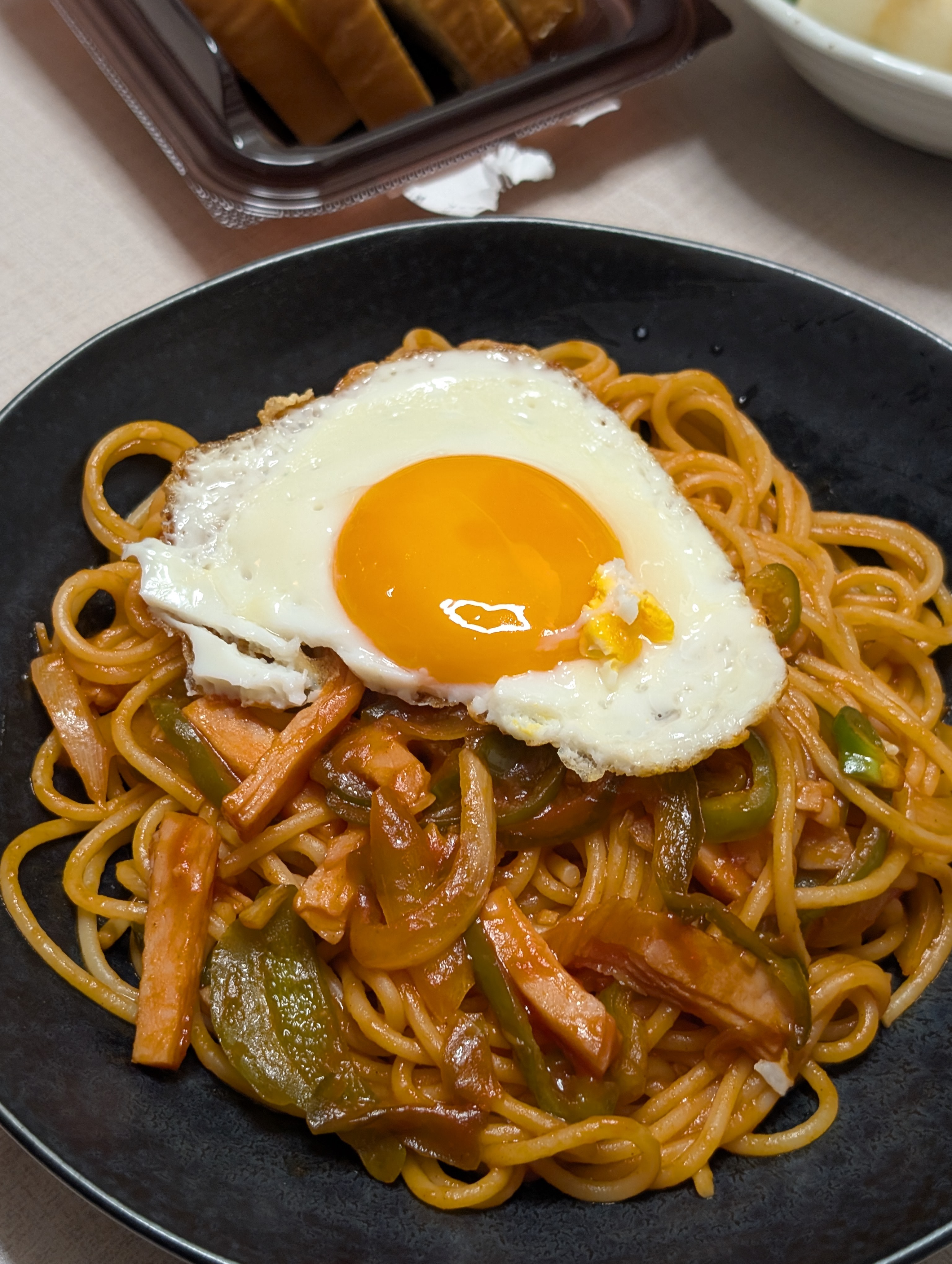目玉焼きを乗せた手作りミートソーススパゲッティ