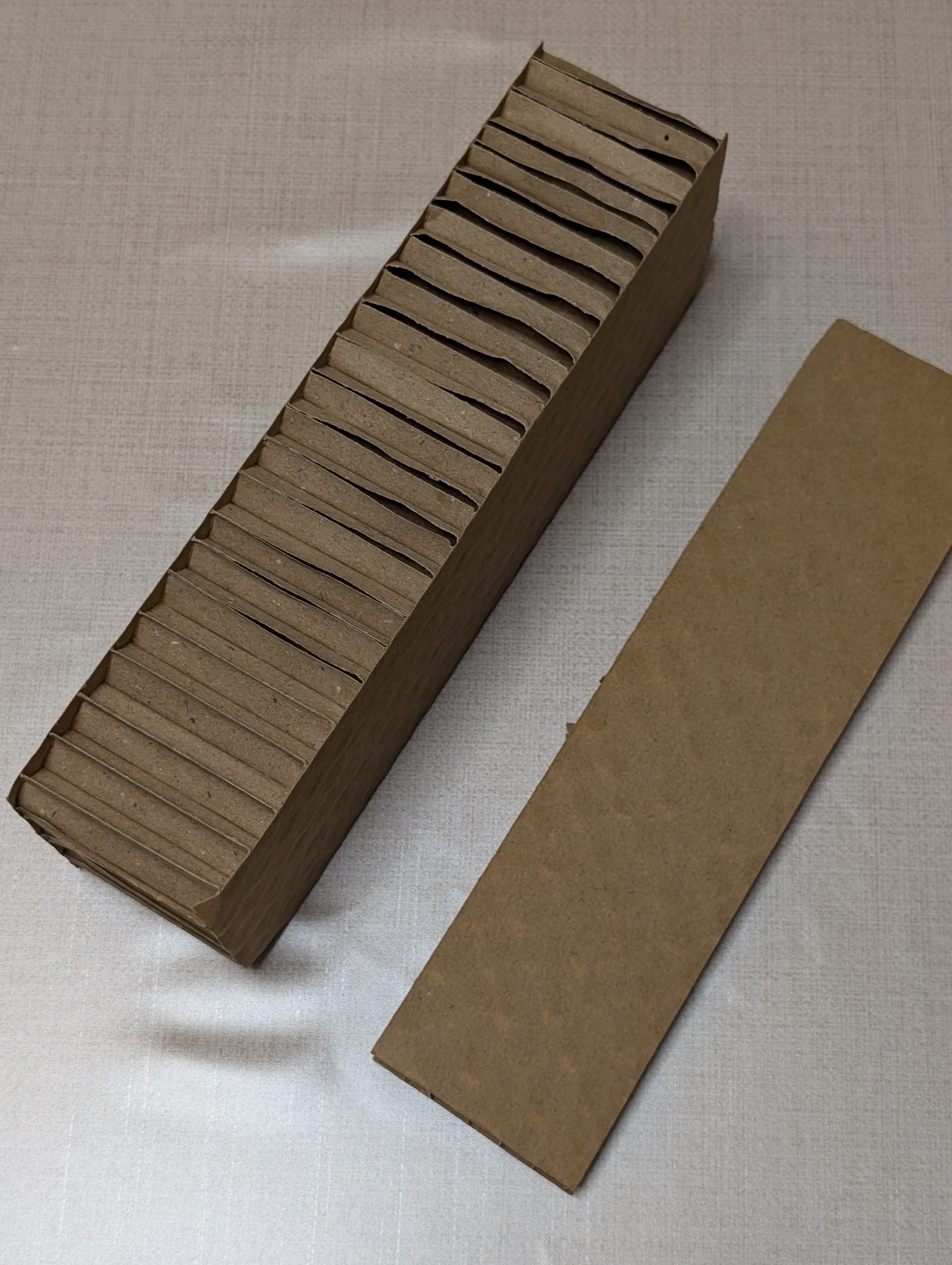 紙を折りたたんで作られた緩衝材の構造材