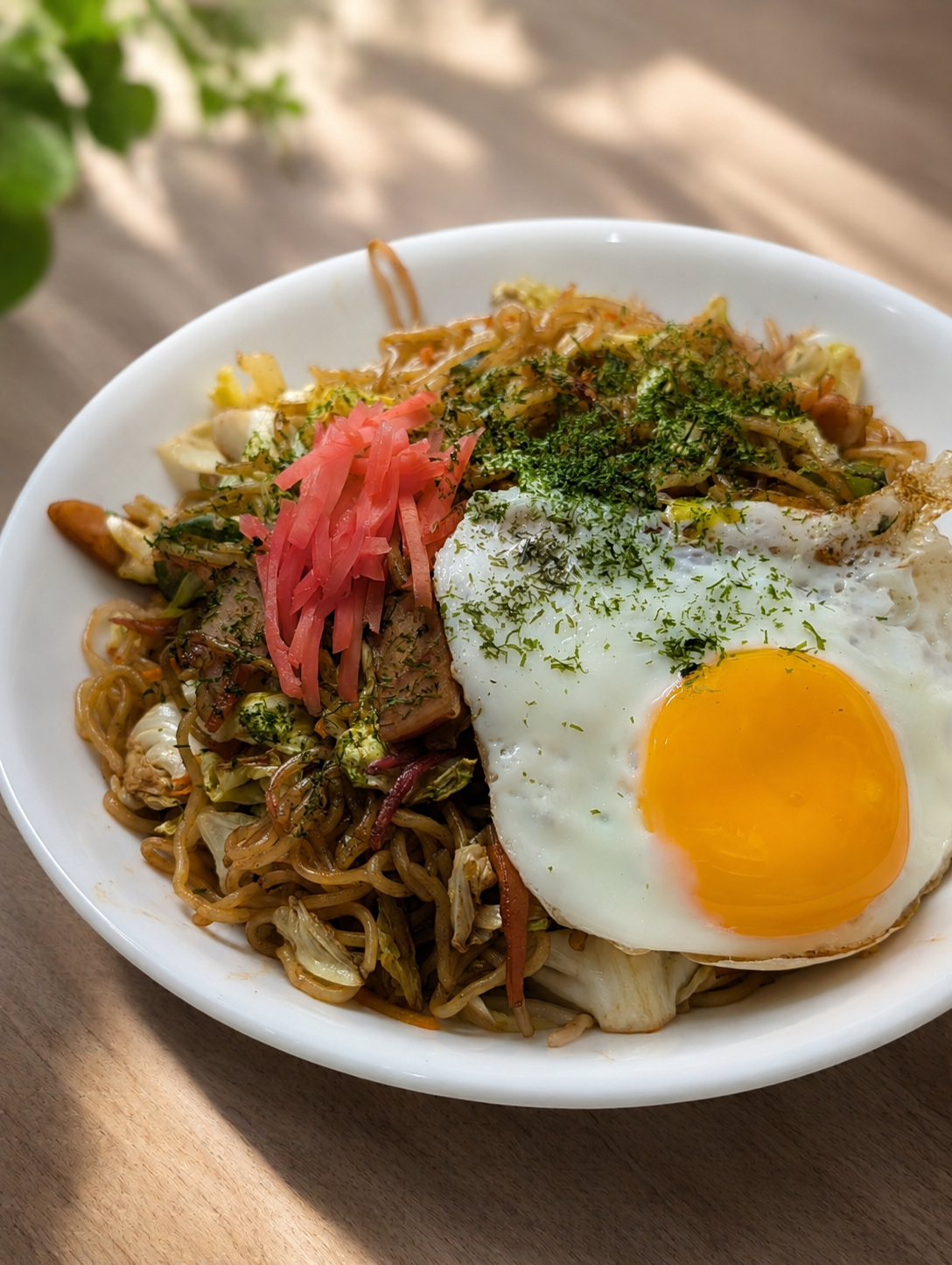 目玉焼きをのせた焼きそば