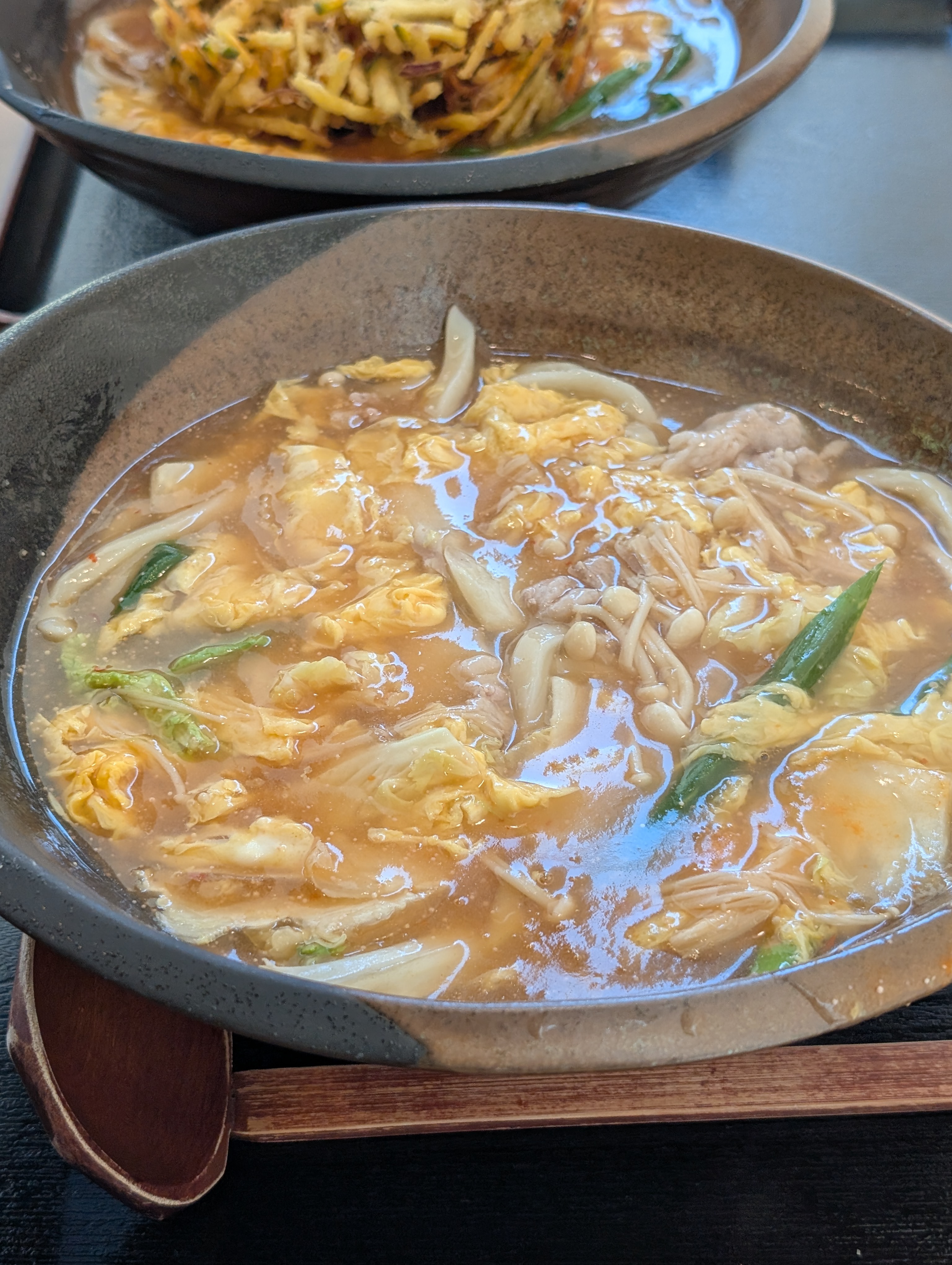 讃岐うどん かいとのあんかけうどん。卵としめじ、キャベツ入り