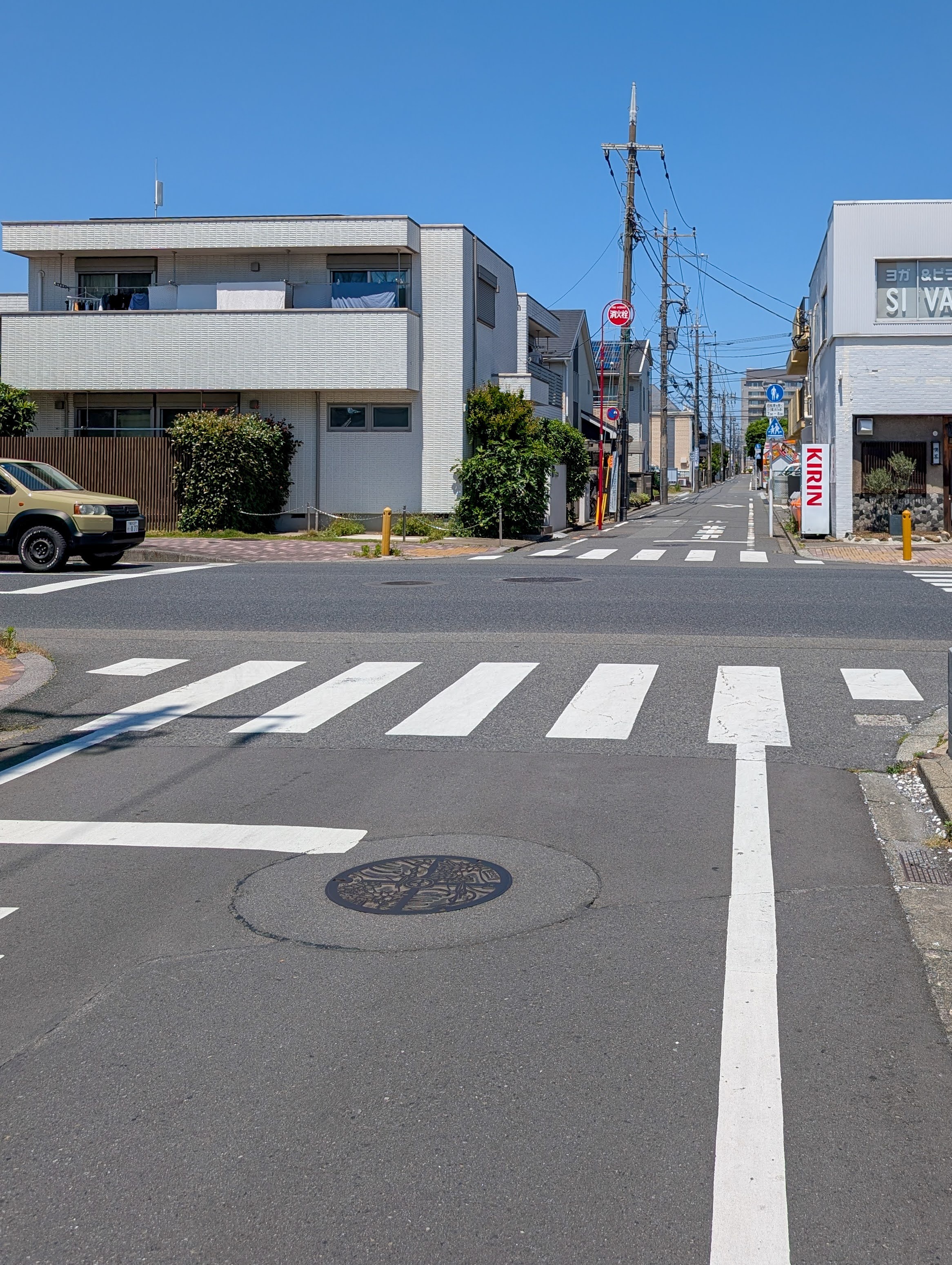 古い道の交差点と横断歩道