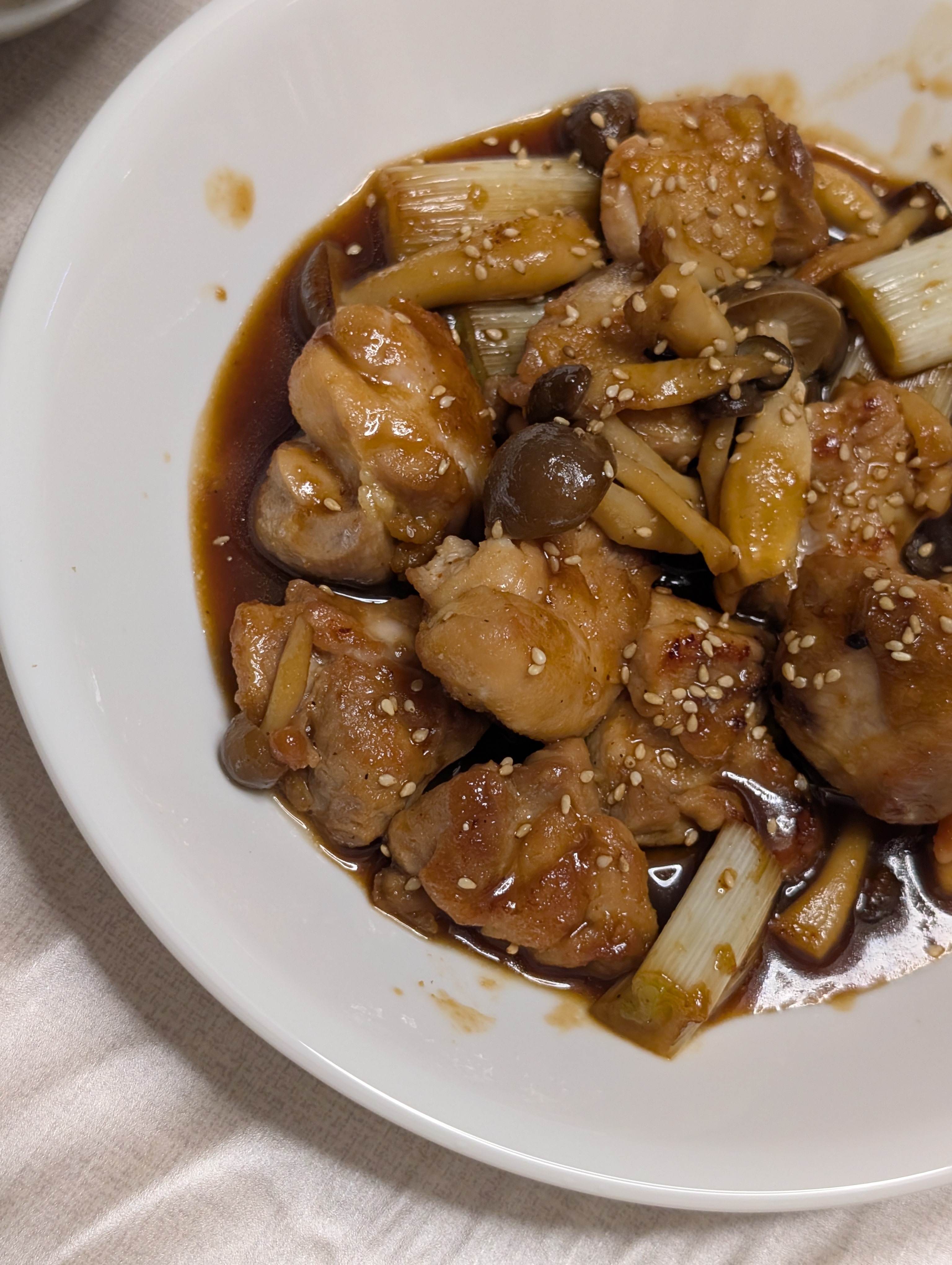 串なしの焼き鳥皿。もも肉と長ねぎ、しめじにタレと白ごま