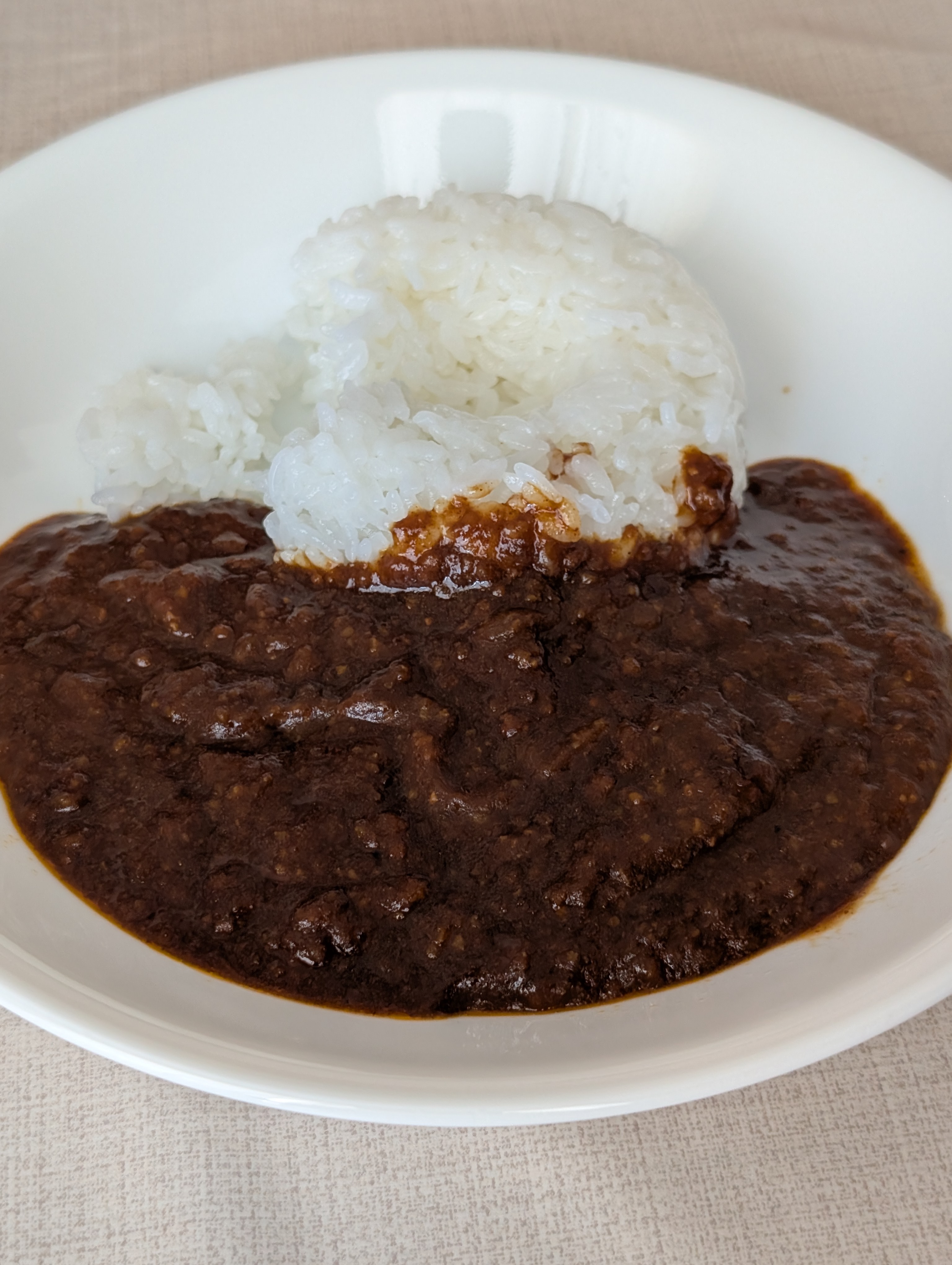 白い皿に盛ったレトルトカレー