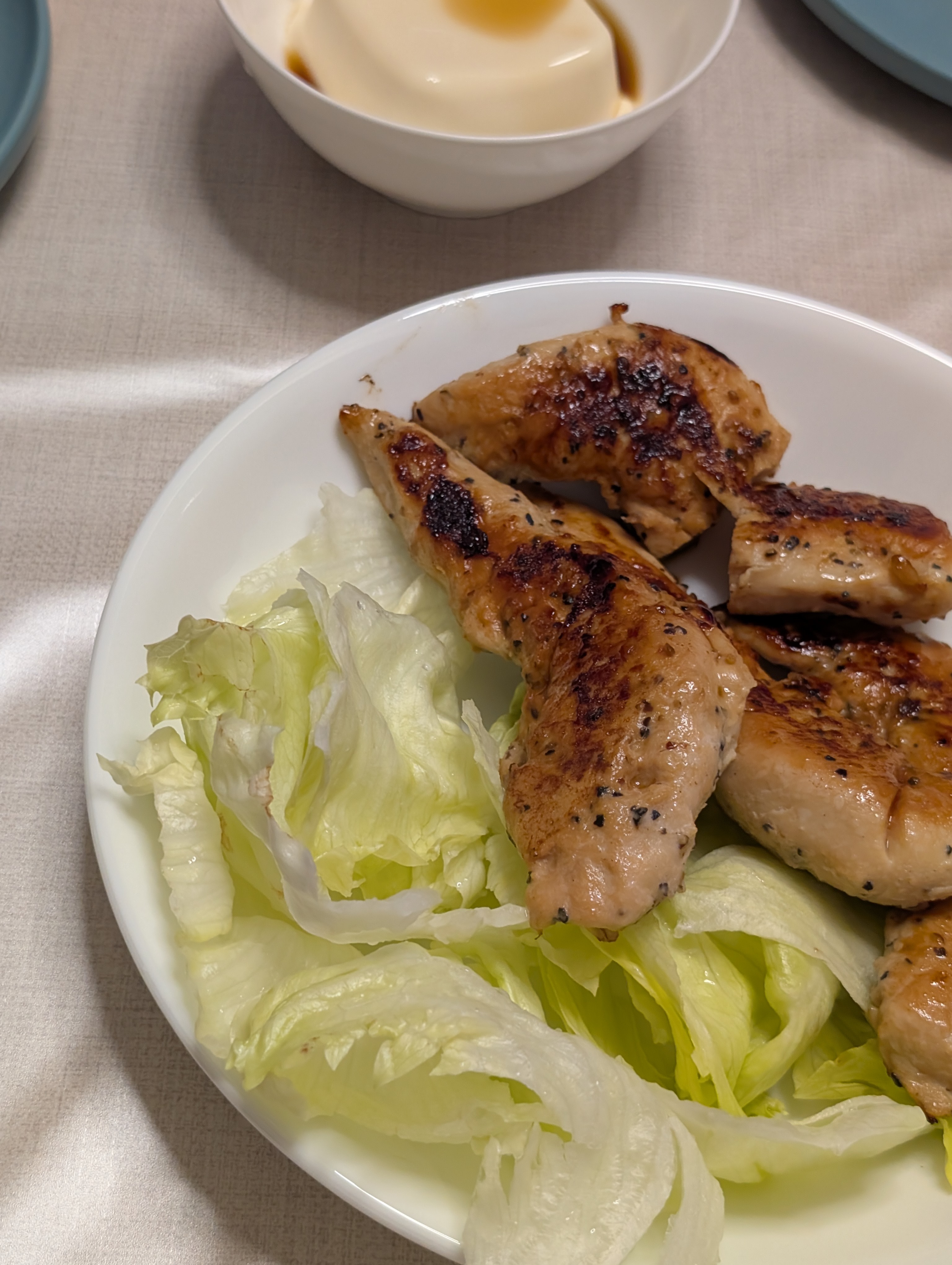 黒コショウで焼いた鶏肉とレタス