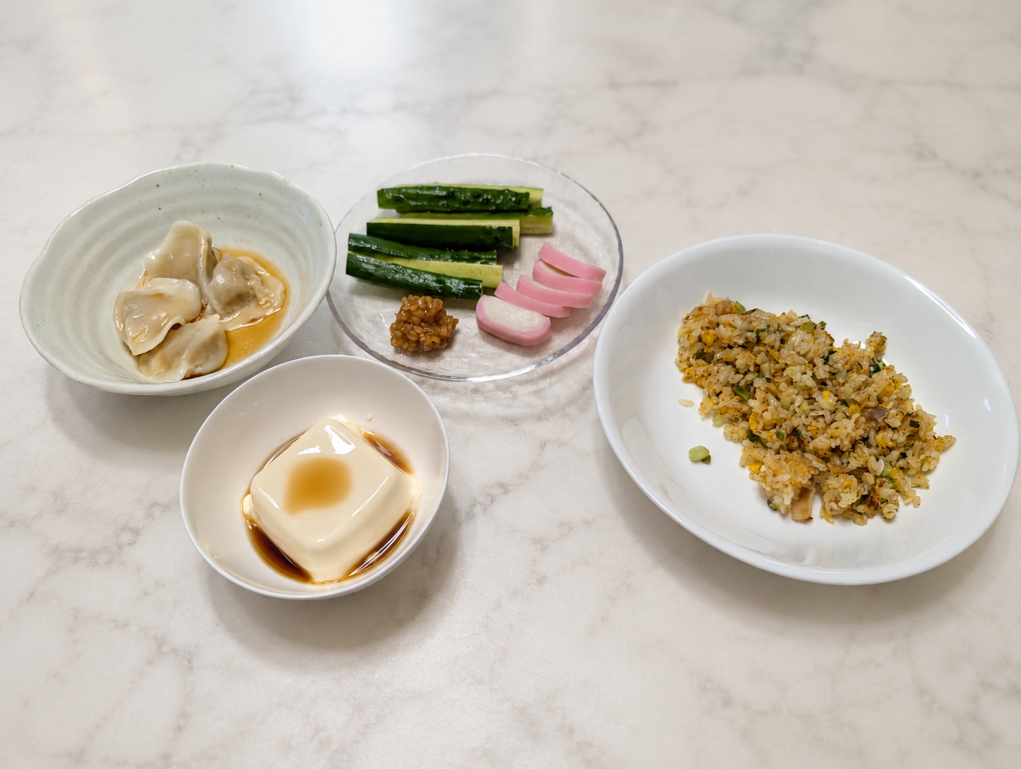 小皿が並ぶ家庭の夕食