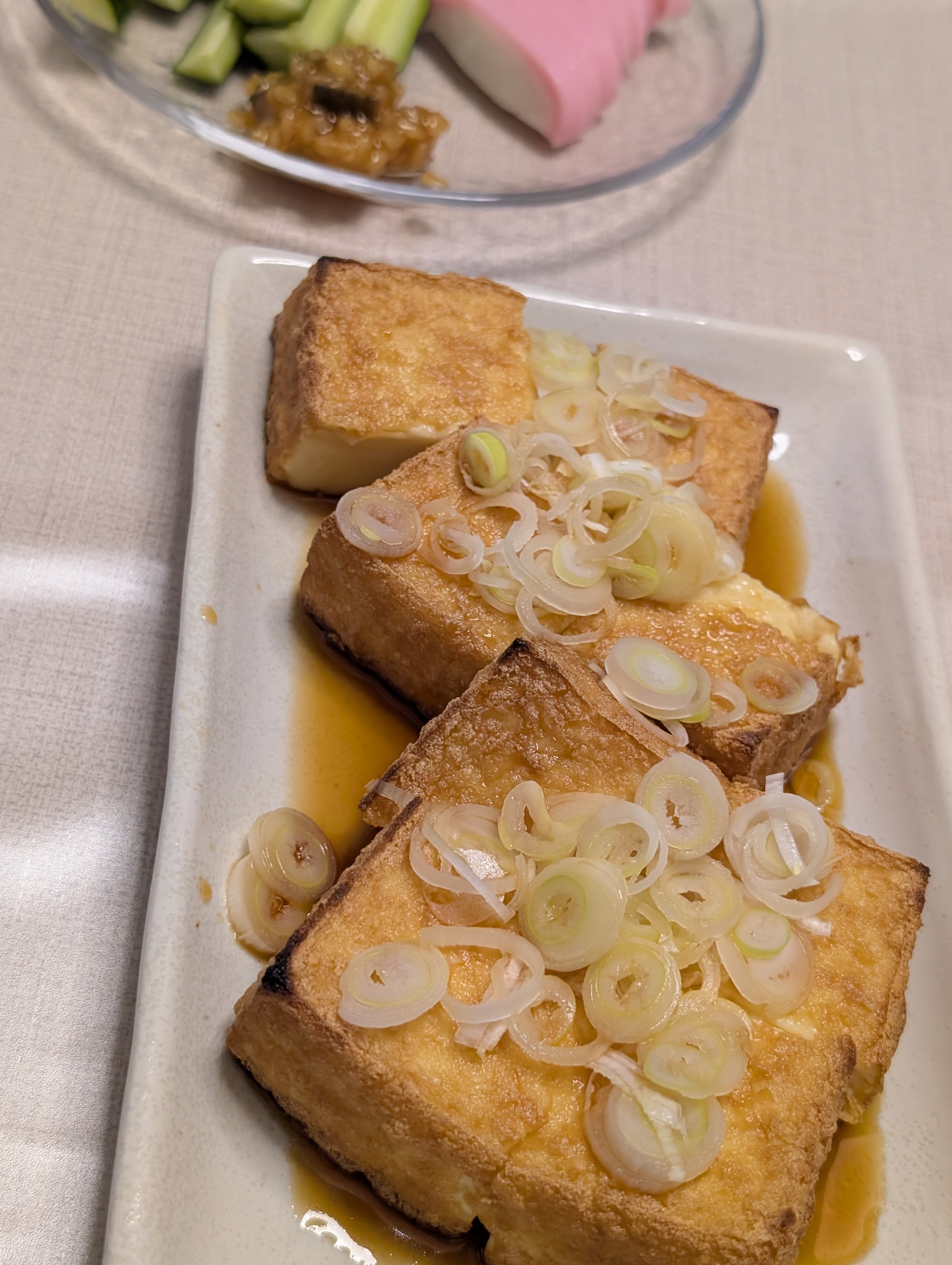 夕食の厚揚げに薬味ねぎ、きゅうりに味噌とかまぼこ