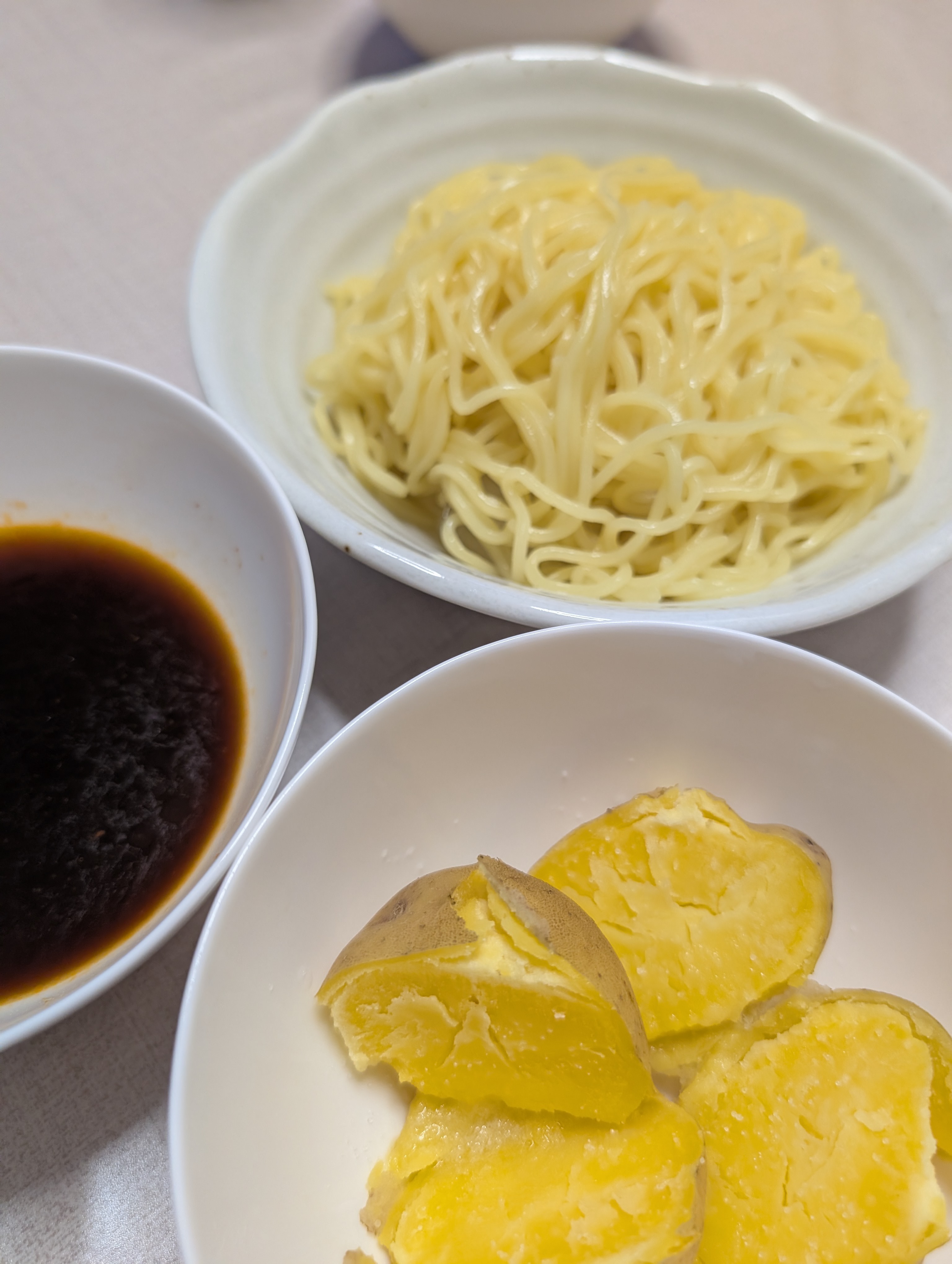 冷やしつけ麺とふかしイモ