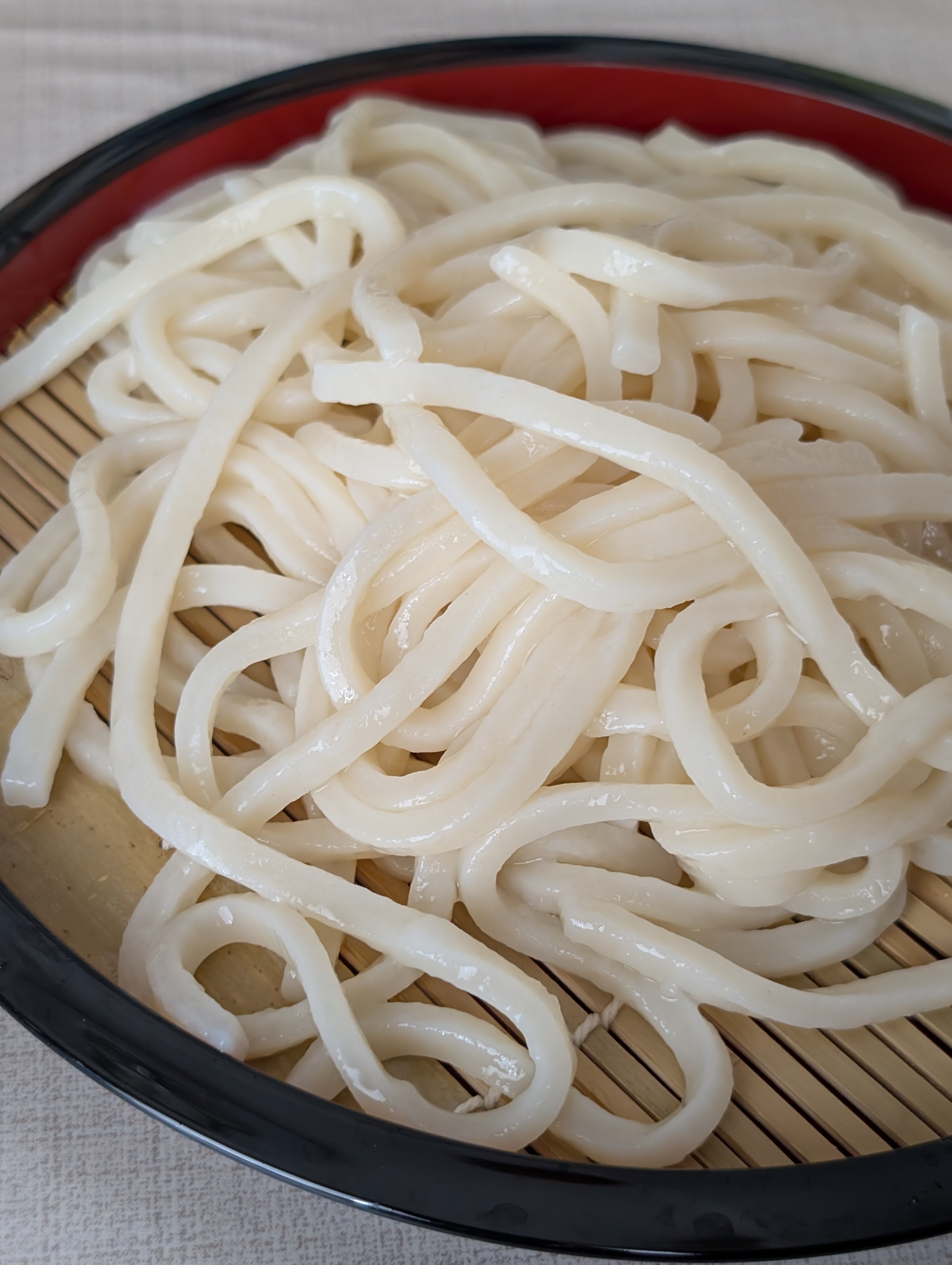ざるに盛った讃岐うどん