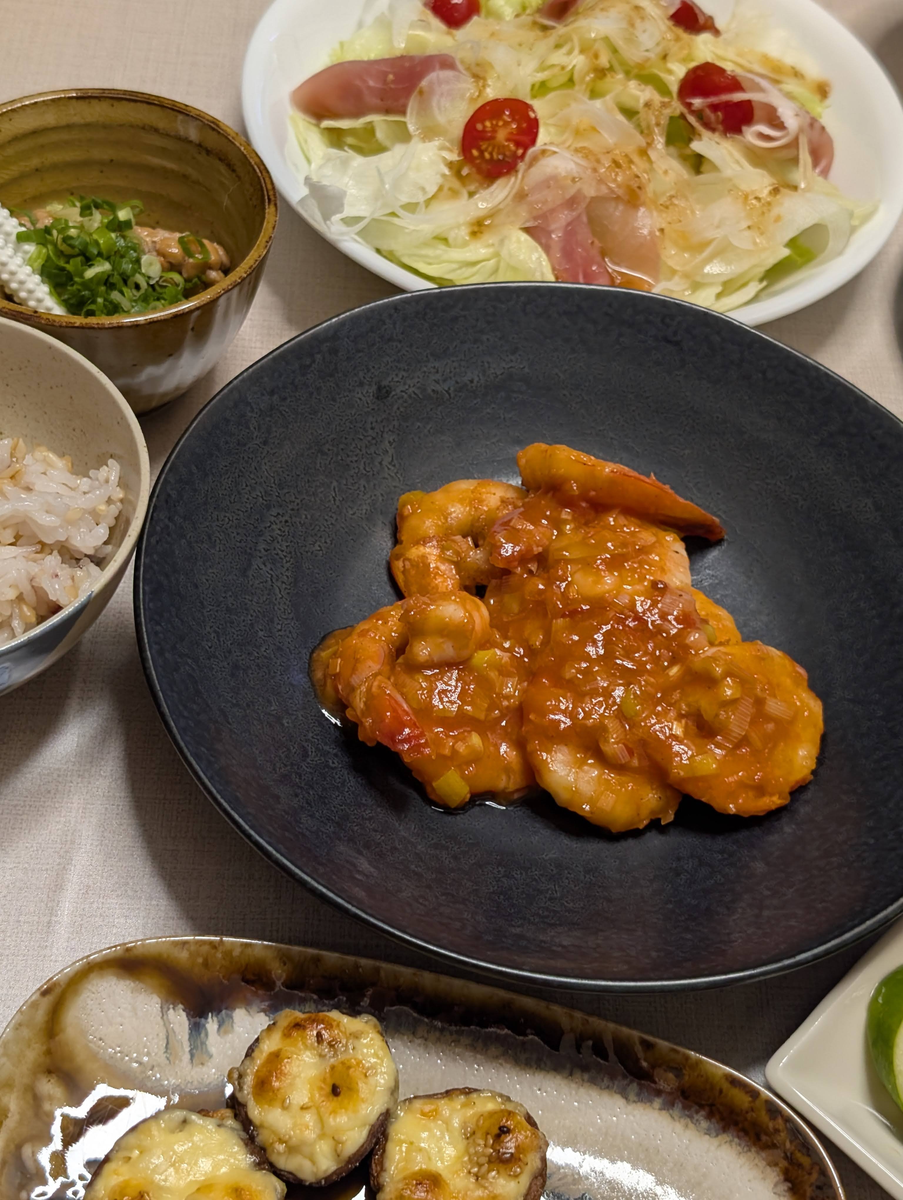 エビチリと生ハムサラダとナスのチーズ焼き