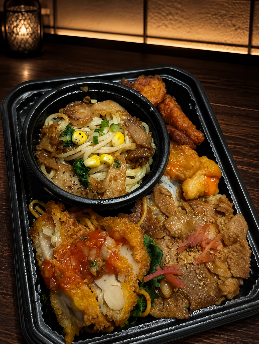 焼うどん、唐揚げ、チキンカツ、牛カルビ丼が詰まった弁当