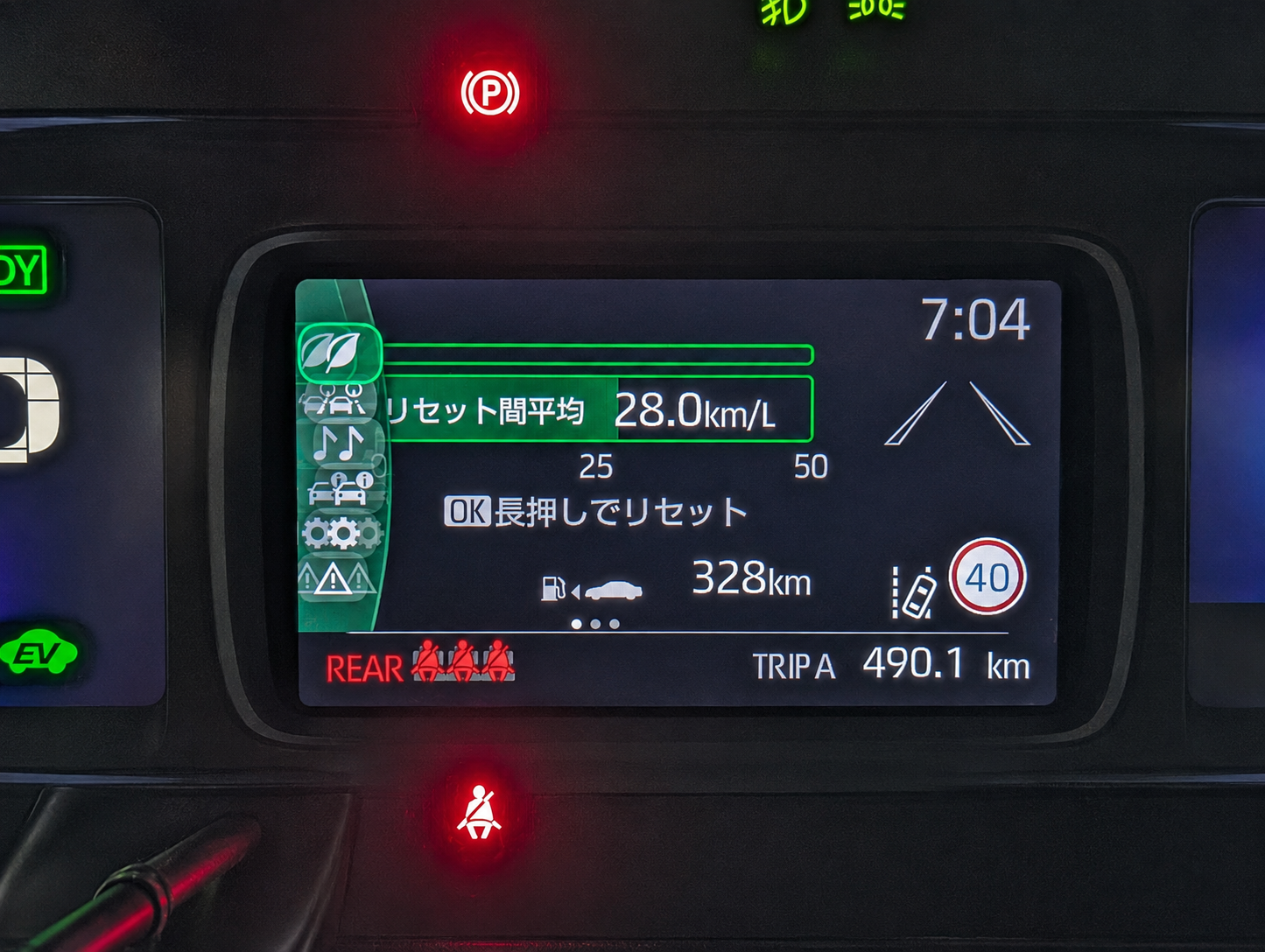 夜の車内、燃費28.0km/Lを表示するメーター