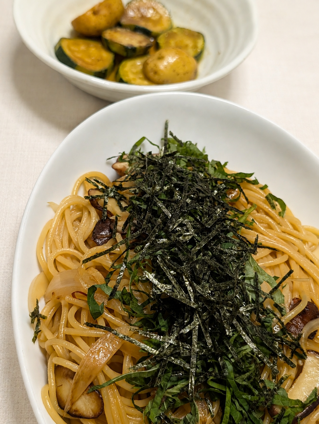 大葉と刻み海苔をのせた和風パスタと、ズッキーニとじゃがいものソテー