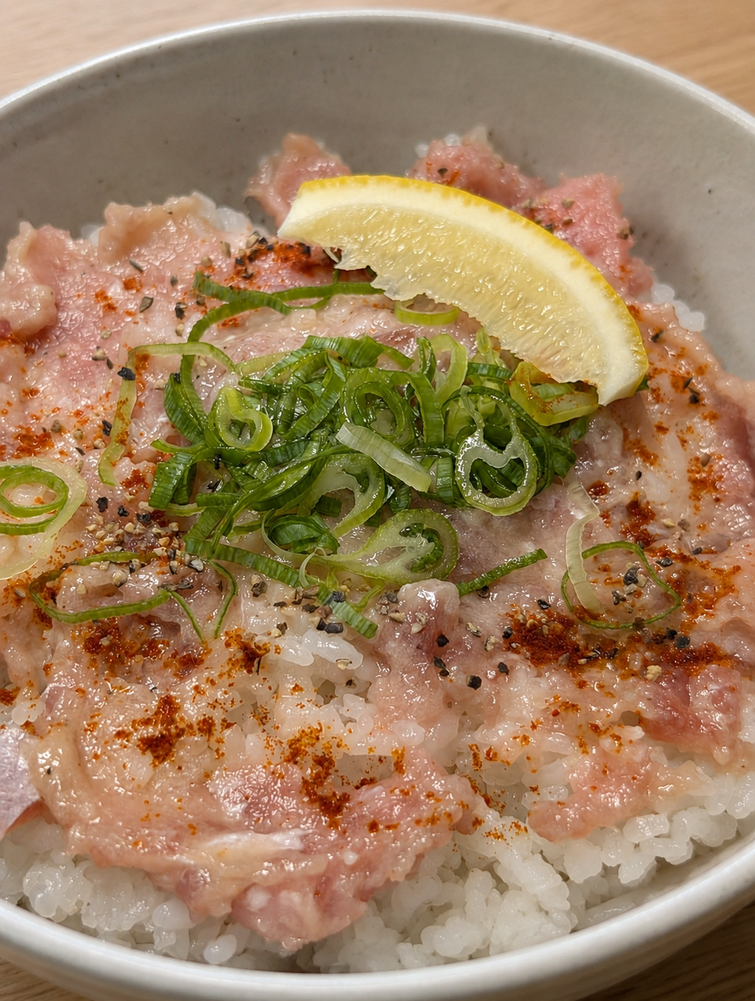 ネギとレモンがのった洋風マグロたたき丼