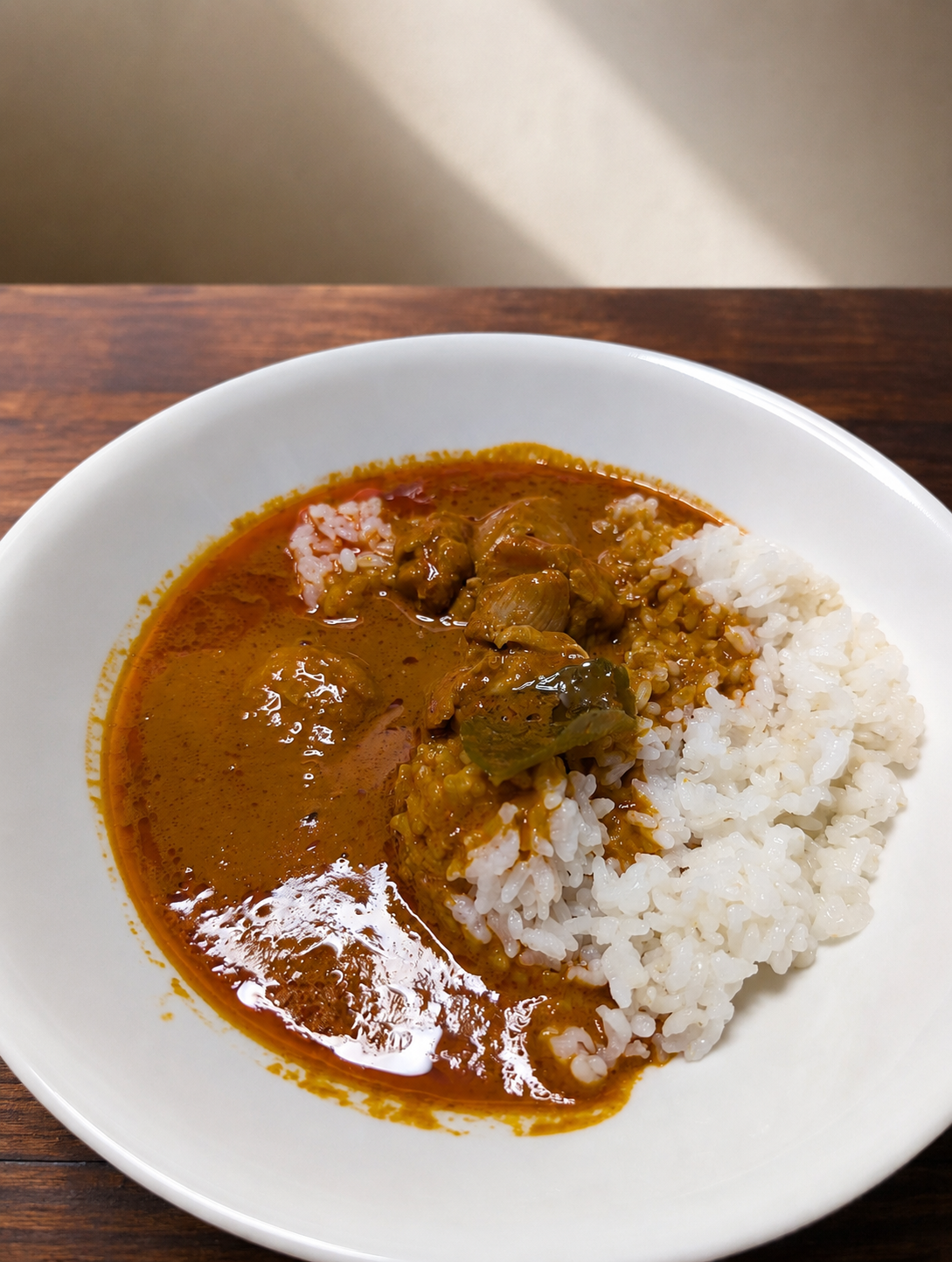 白い皿にごはんとヤマモリのレトルトのタイカレーを盛った夕食