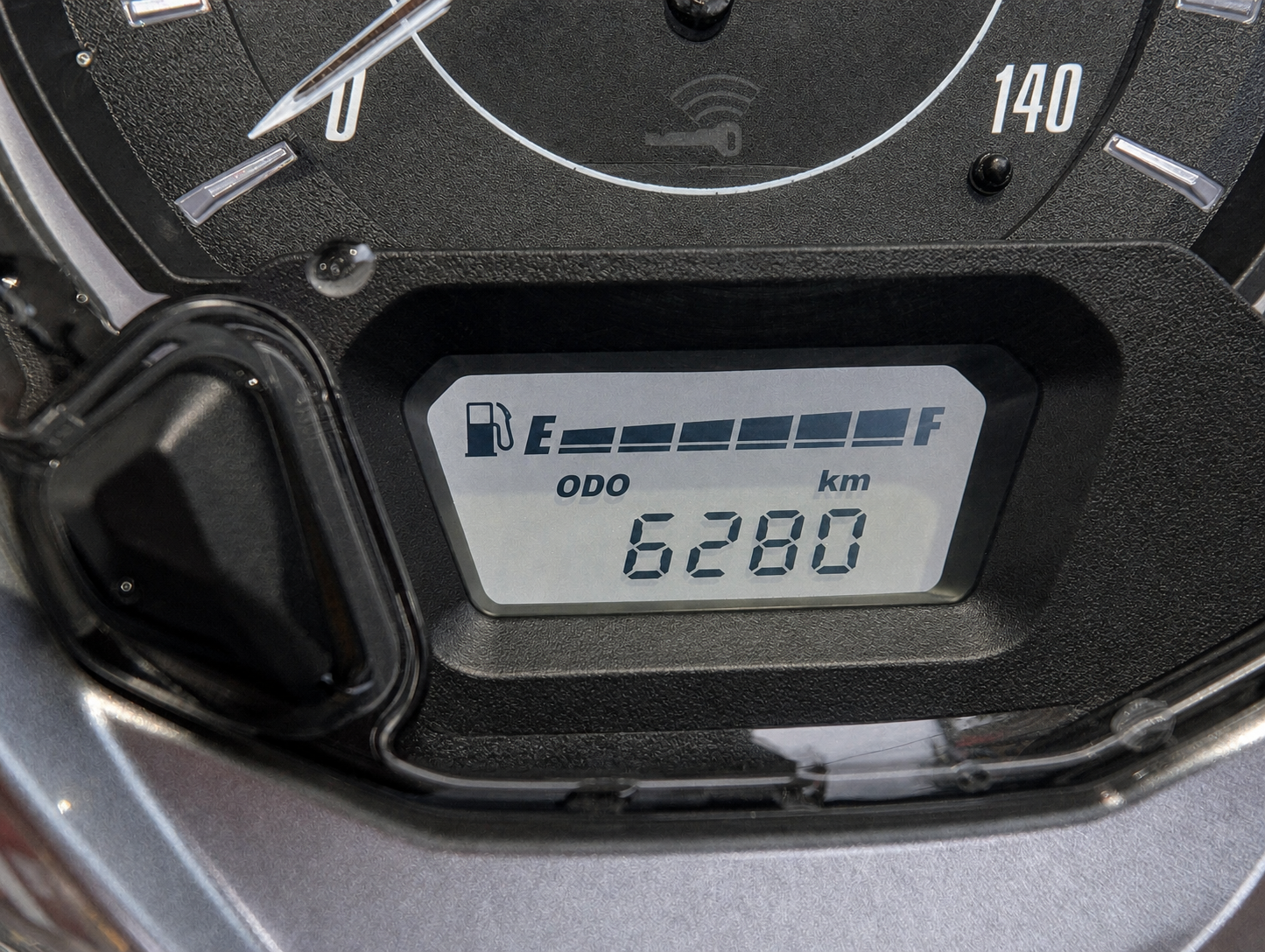 燃料計とODO表示が写ったバイクのメーター