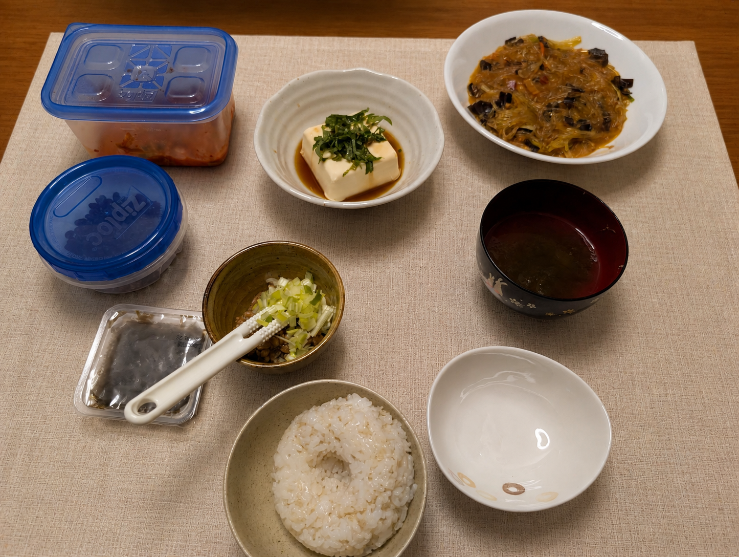 冷ややっことマーボー春雨、ごはんと汁物が並ぶ夕食