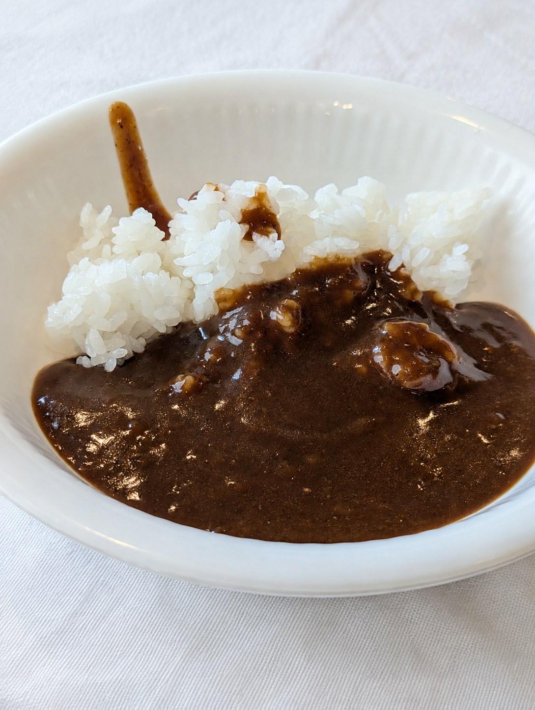 白い深皿に盛ったホテルカレー