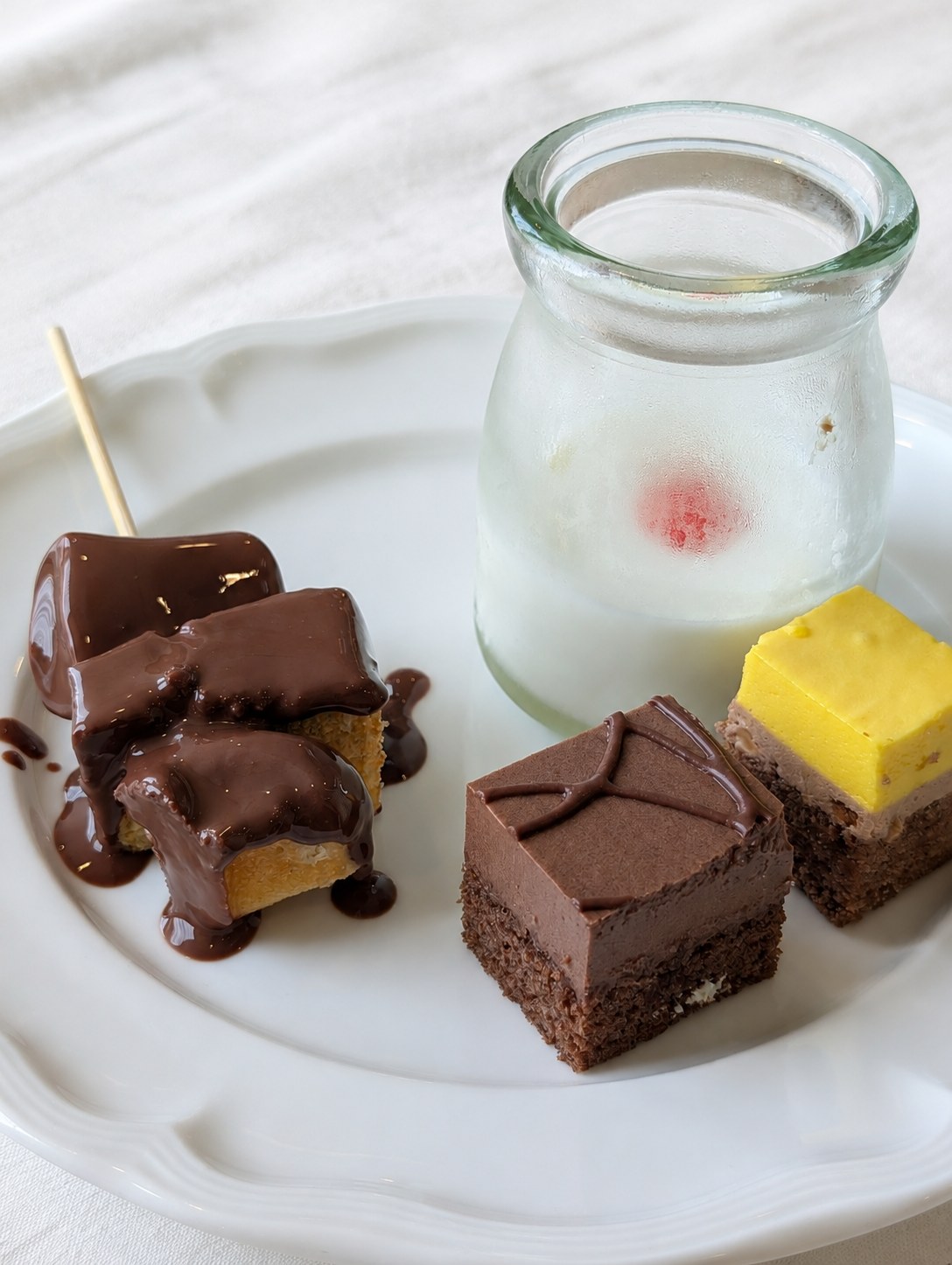 チョコフォンデュの串ケーキ、チョコレートケーキ、ムース、杏仁豆腐