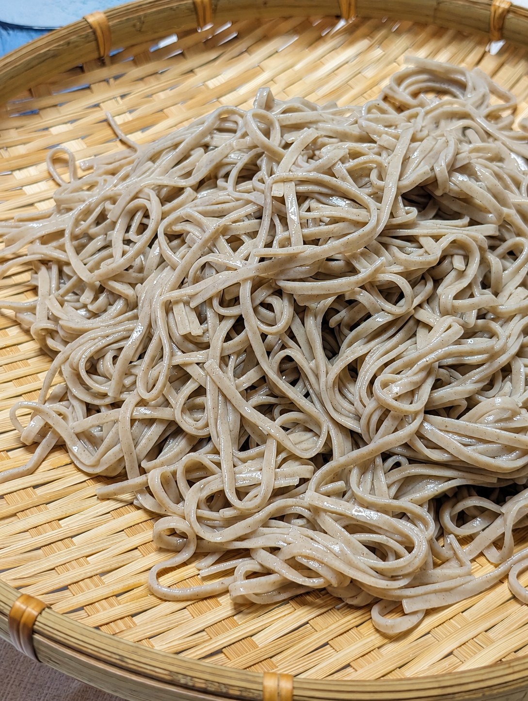 竹ざるに盛った冷たいそば