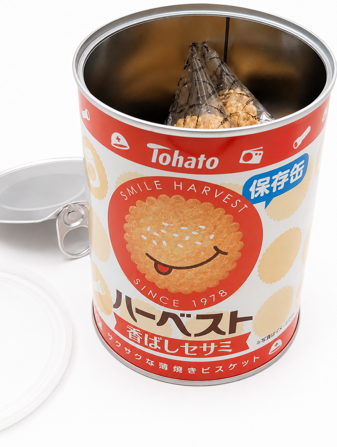 ふたを開けた東ハト ハーベスト 香ばしセサミの保存缶。中に個包装が詰まっている