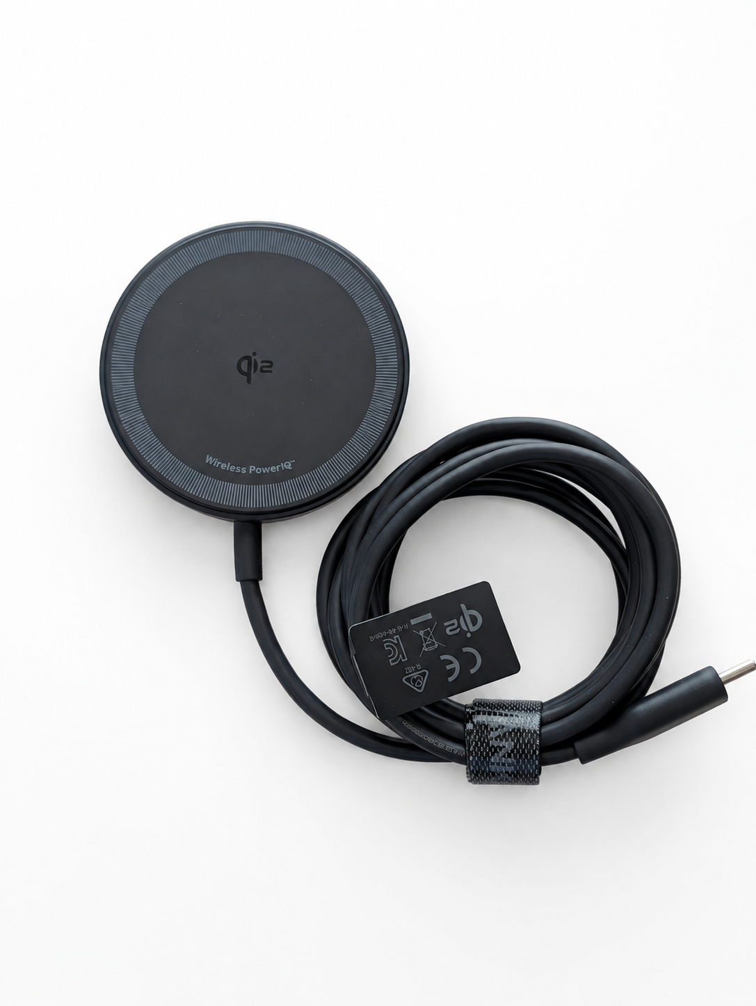 開封した黒い円盤型のワイヤレス充電器と、巻かれた1.5mのケーブル