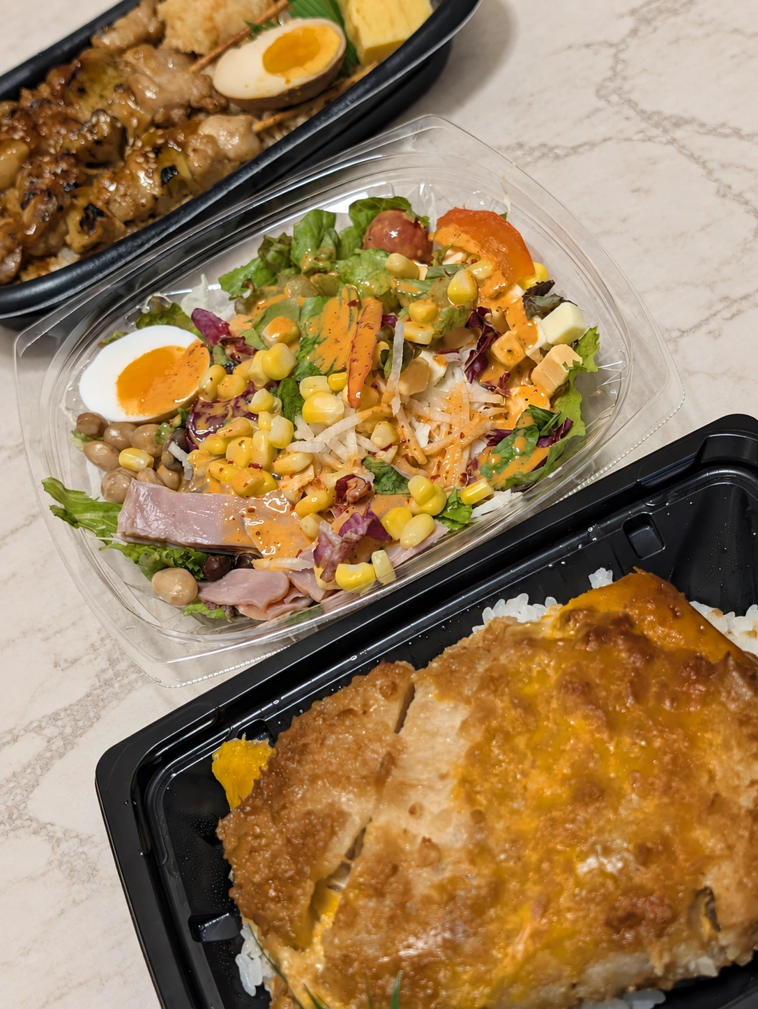 ロピアで買ったサラダとボリュームたっぷりの弁当